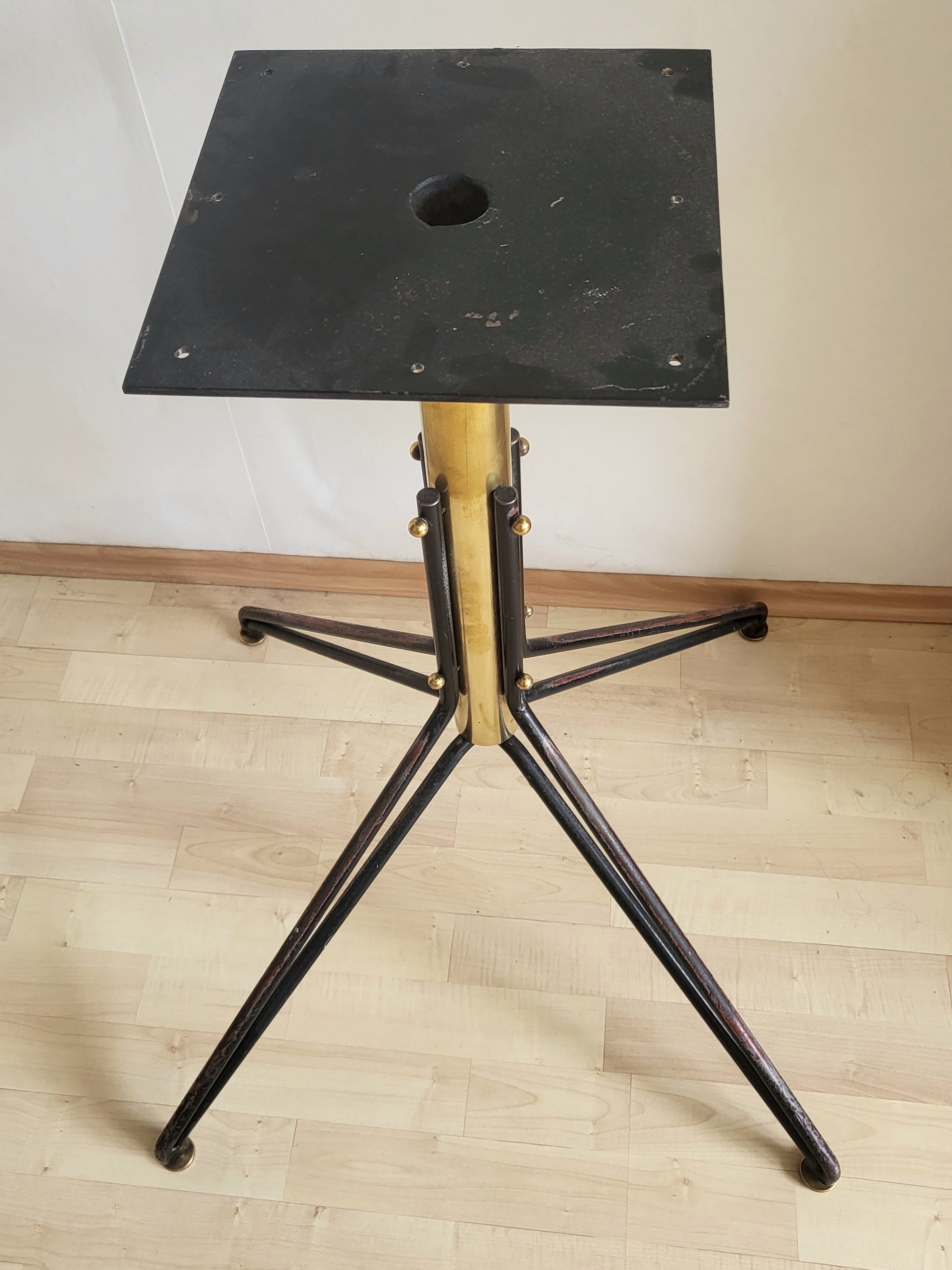 1950s_Italian_round_table