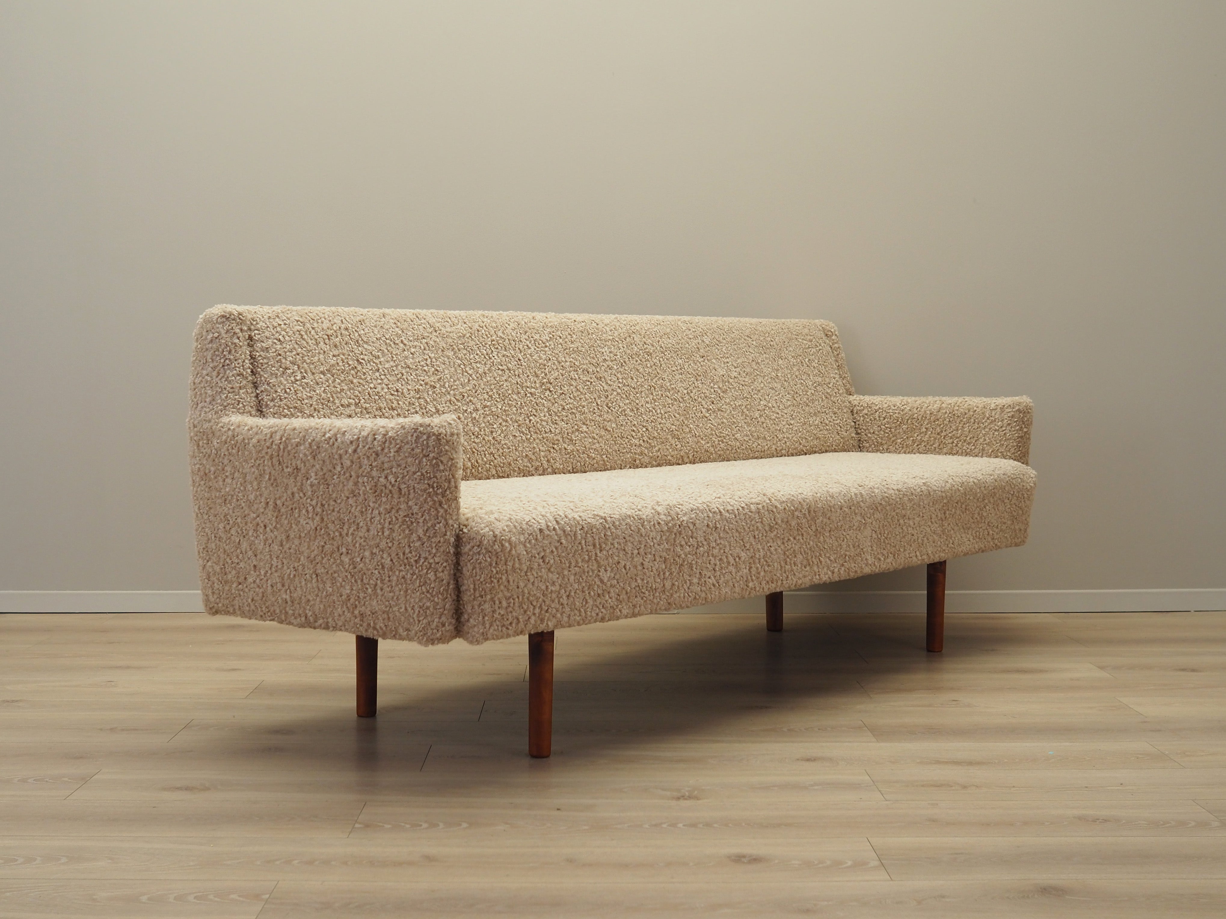 Beige_sofa,_Danish_design,_1970s,_production:_Denmark