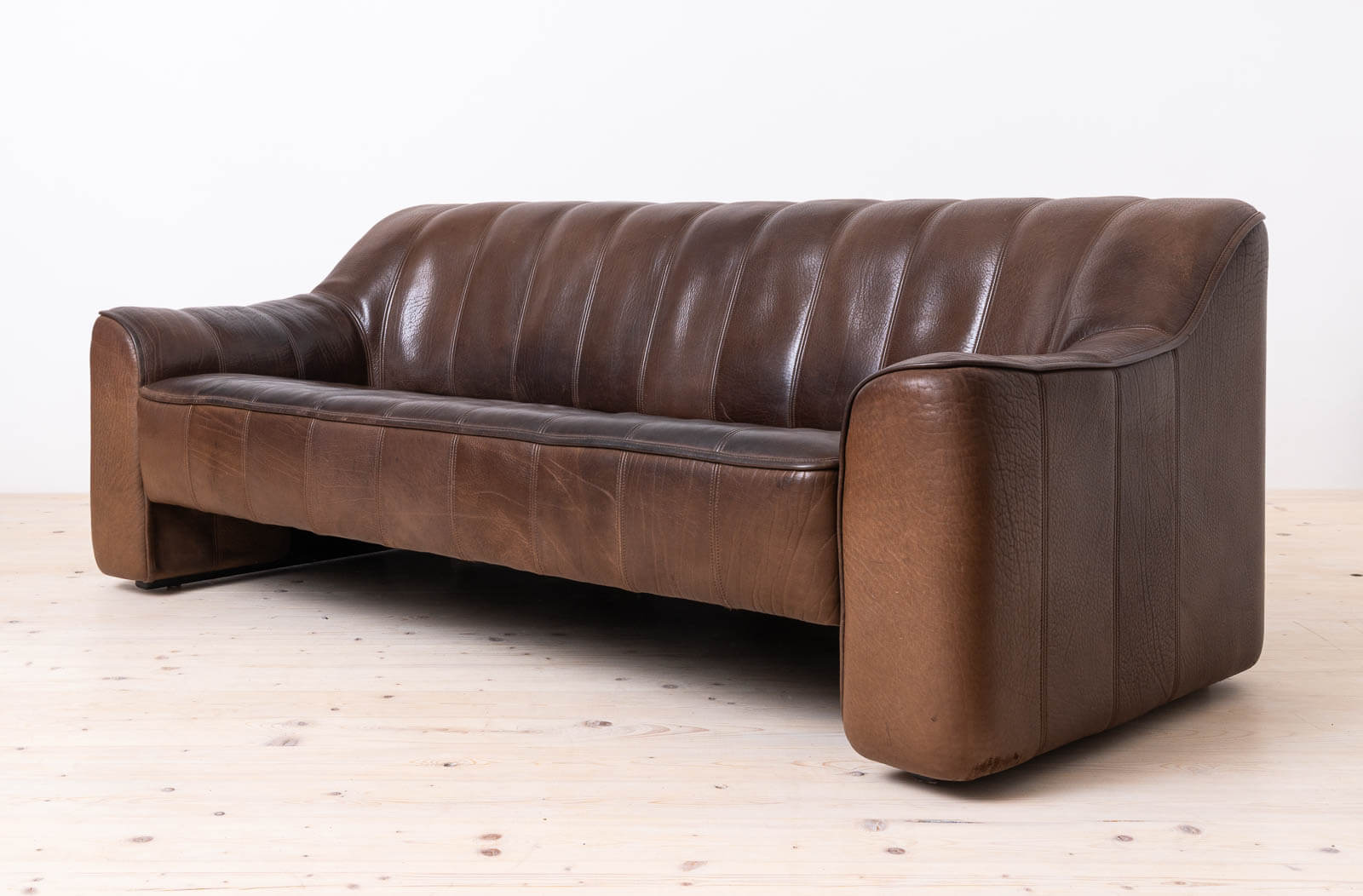 Vintage_Leather_Sofa,_De_Sede,_Switzerland,_Model_DS44,_1970s