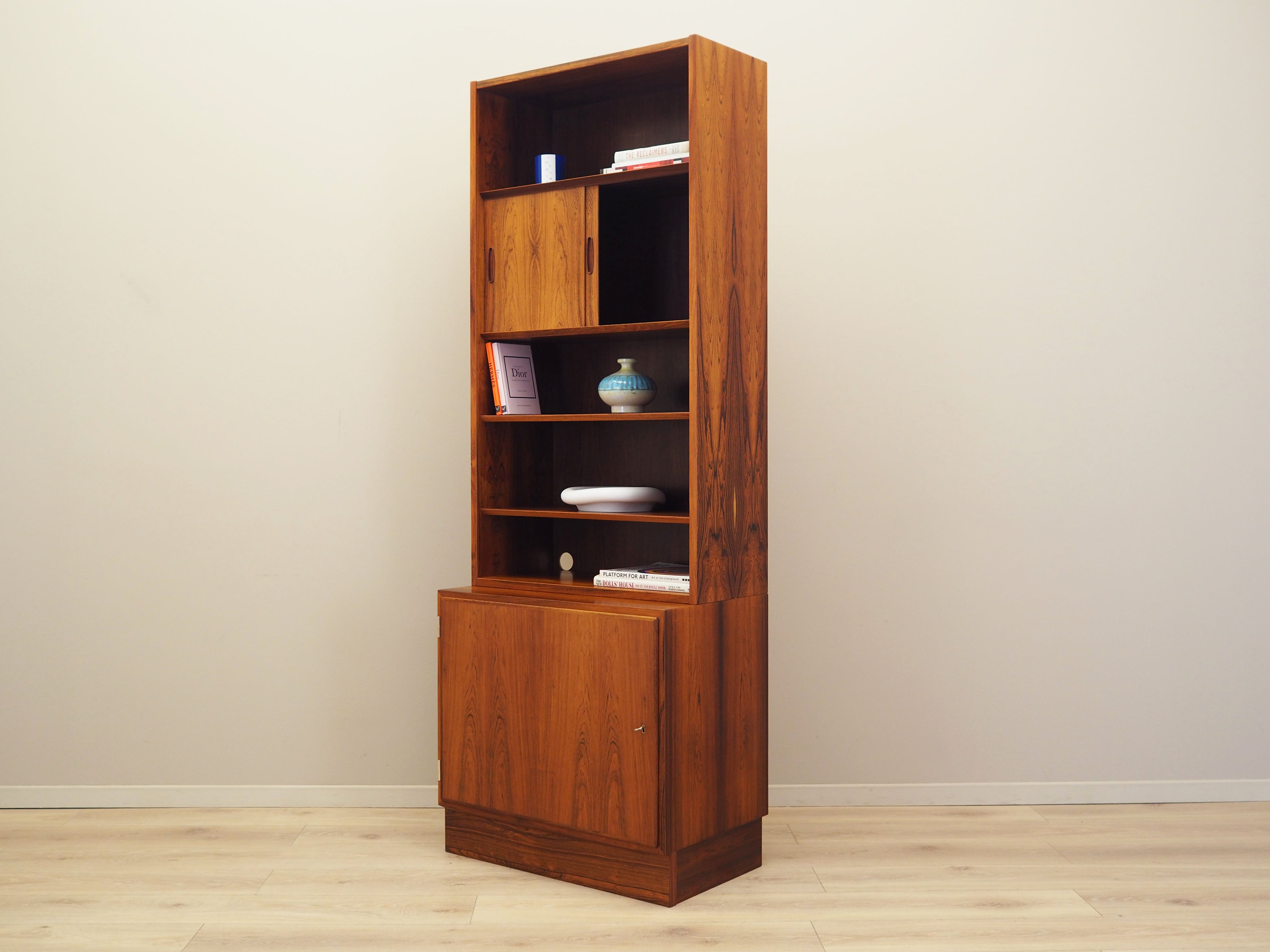 Rosewood_bookcase_in_Danish_design_1970s_production_Hundevad