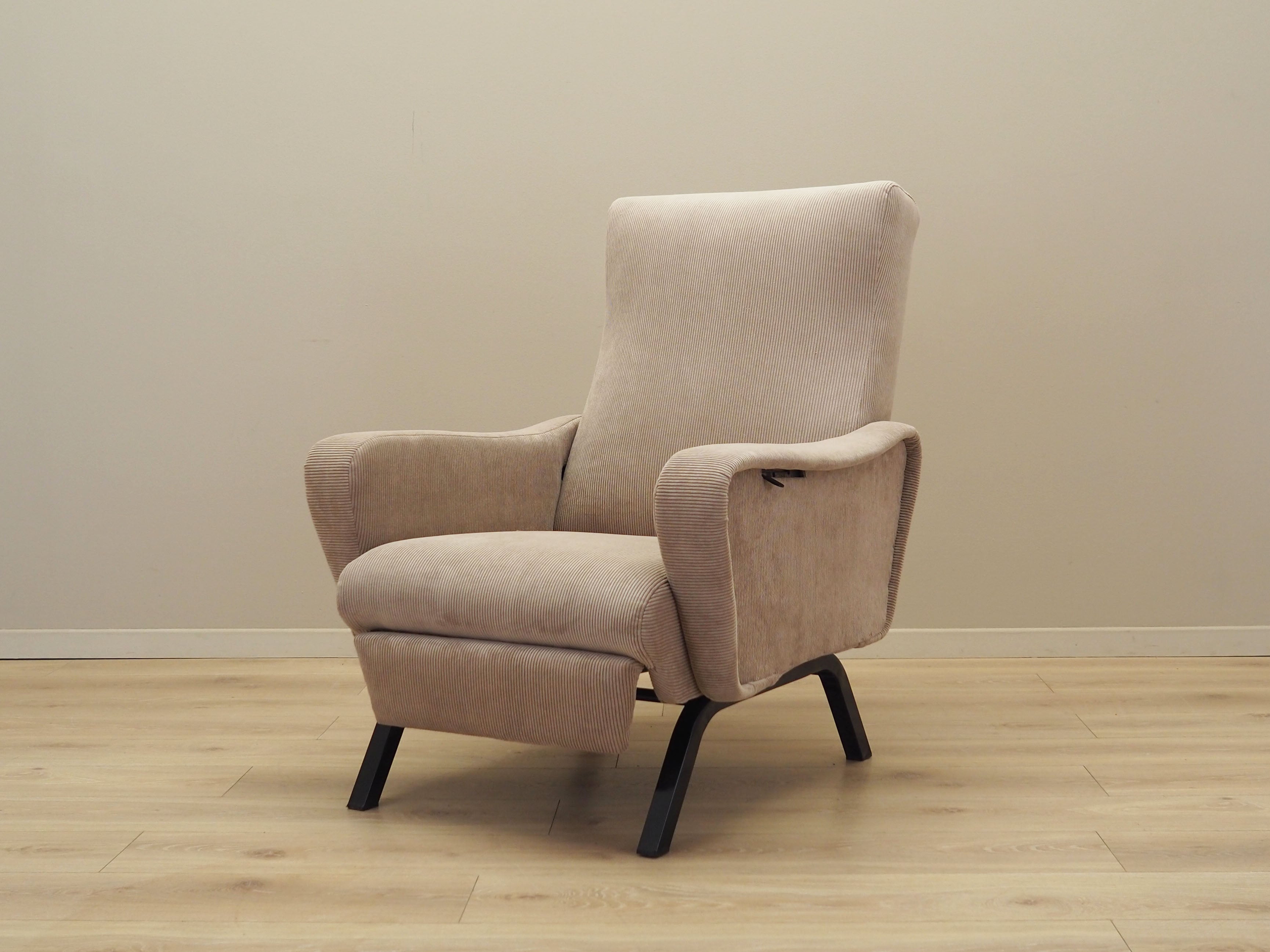 Adjustable_armchair_Italian_design_from_1970s_production_Italy
