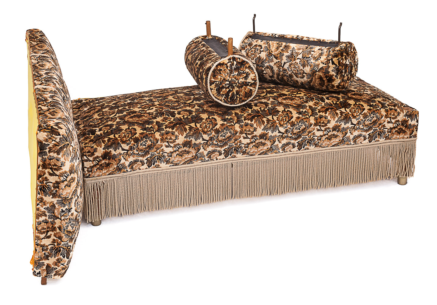 Alsatian_sofa_in_silk_velvet