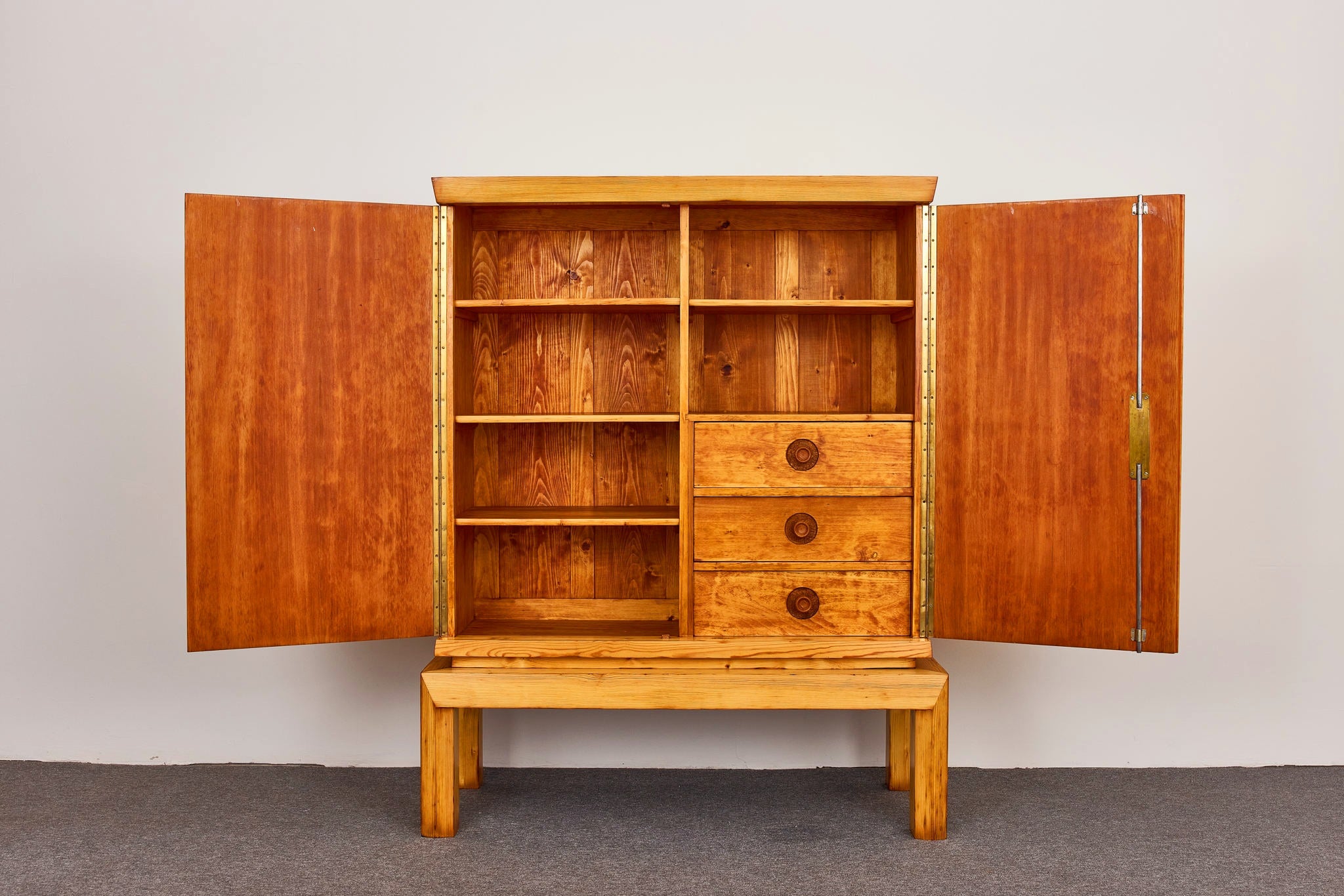 Art_deco_period_Larch_Cabinet-Cupboard_by_Rudolf_Lorenz_for_LORENZ_M_bel_1928