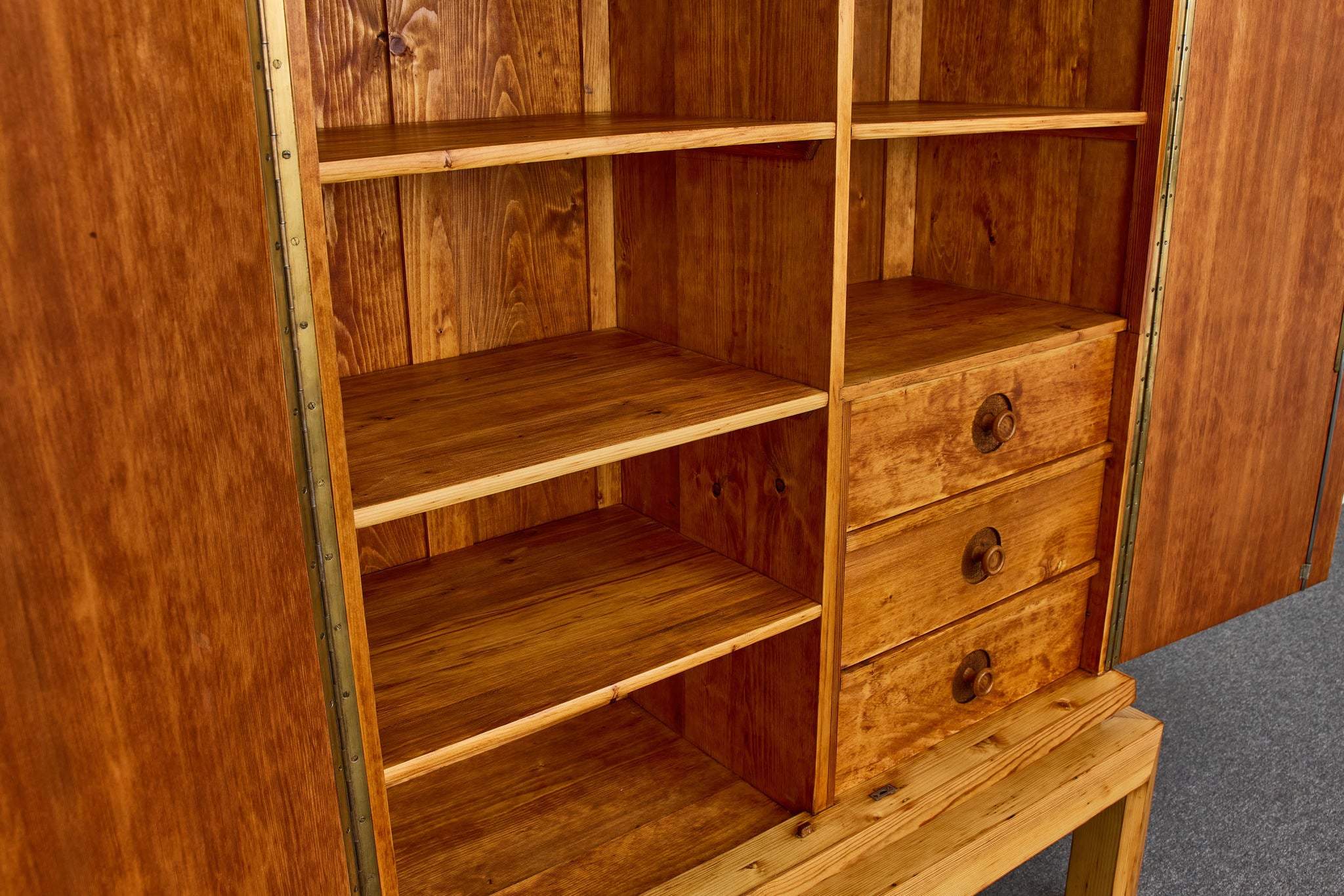 Art_deco_period_Larch_Cabinet-Cupboard_by_Rudolf_Lorenz_for_LORENZ_M_bel_1928