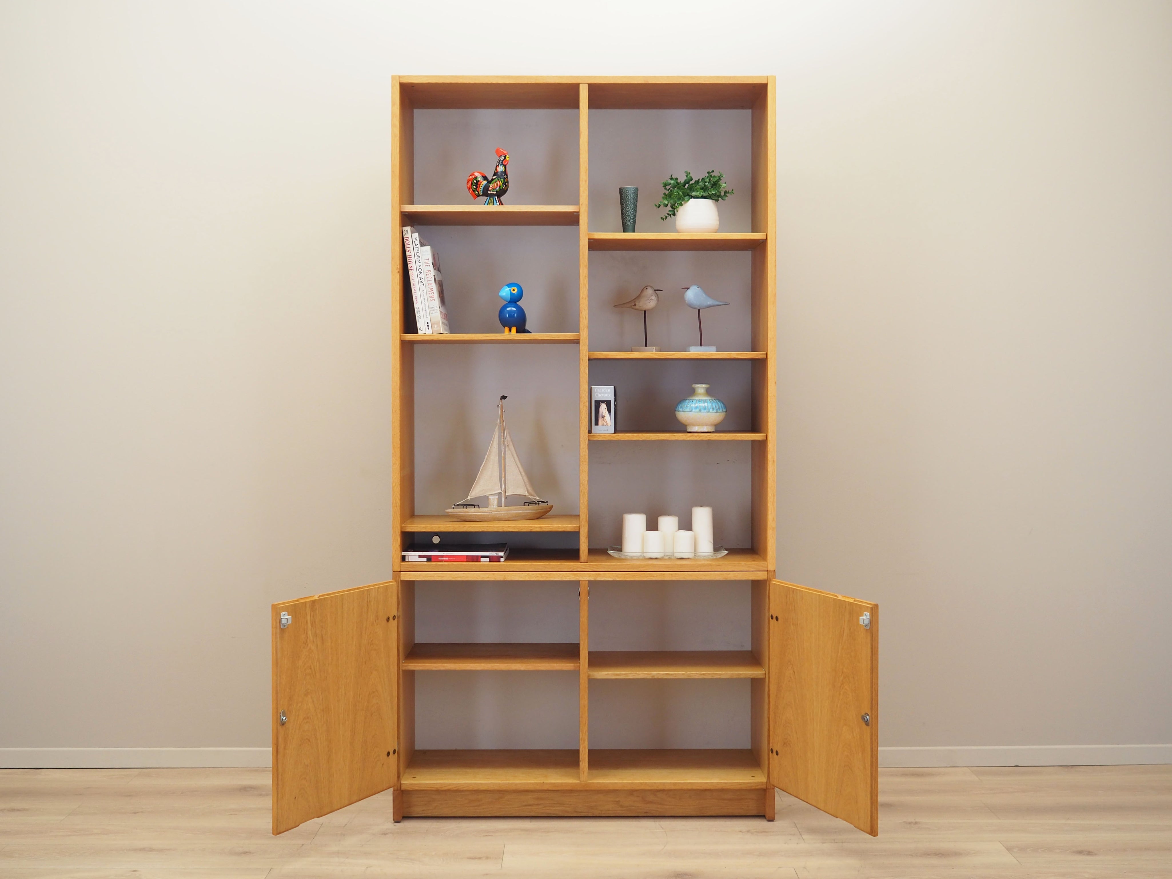 Ash_bookcase_Danish_design_1970s_production_Denmark