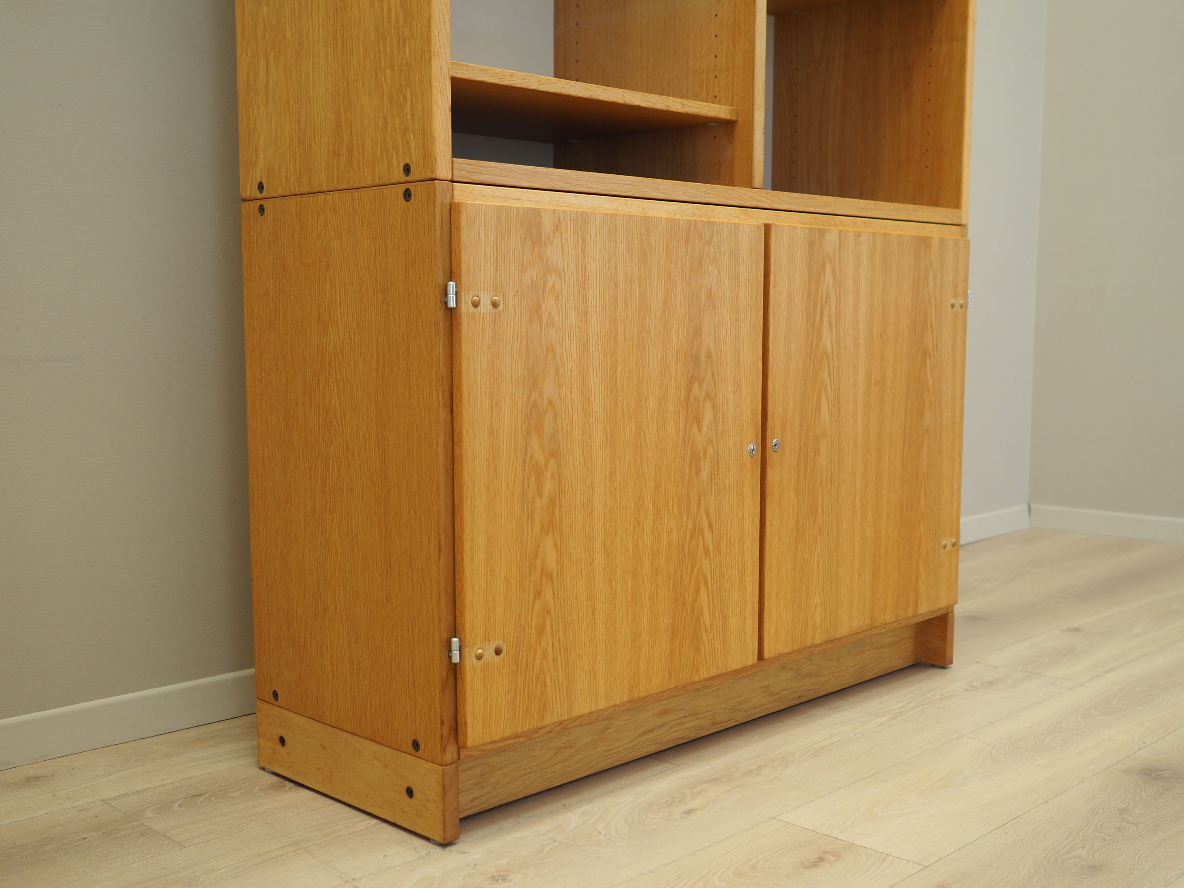 Ash_bookcase_Danish_design_1970s_production_Denmark