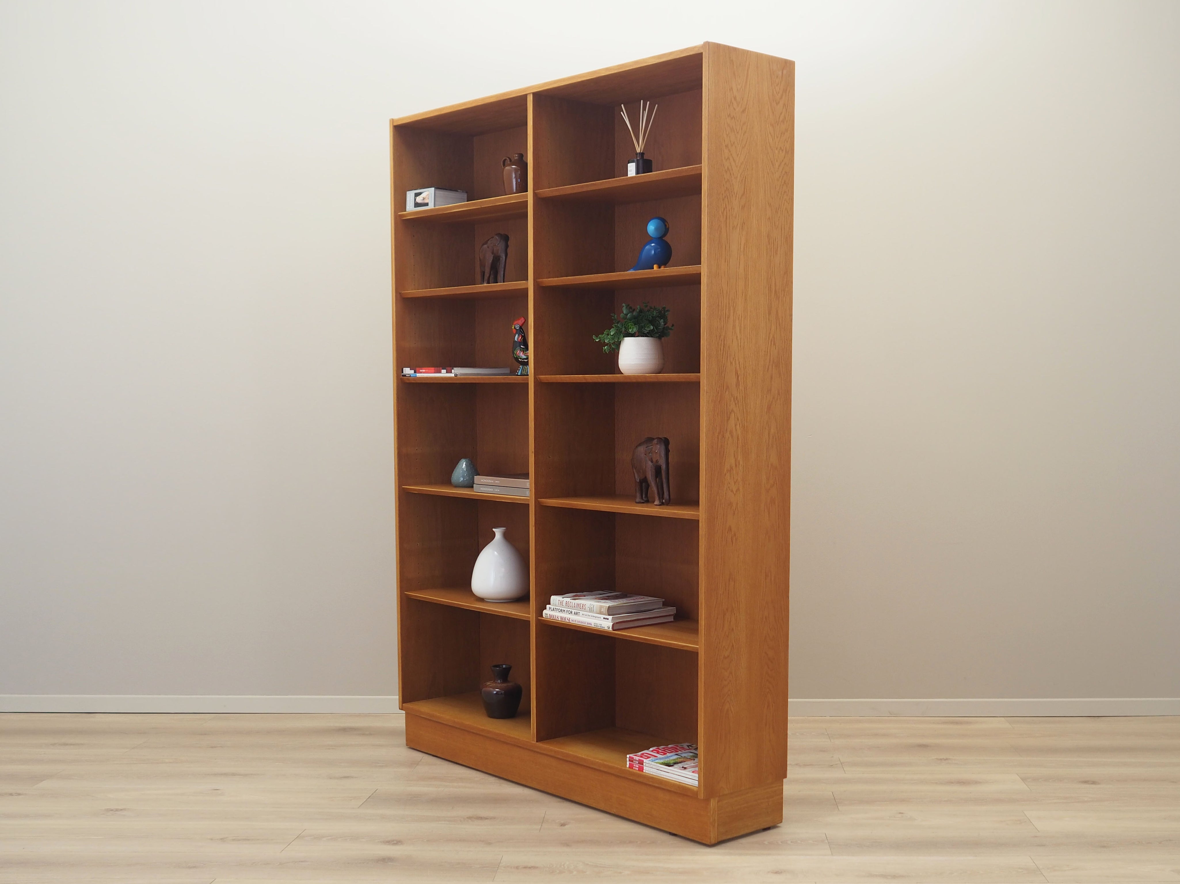 Ash_bookcase_Danish_design_1970s_production_Hundevad