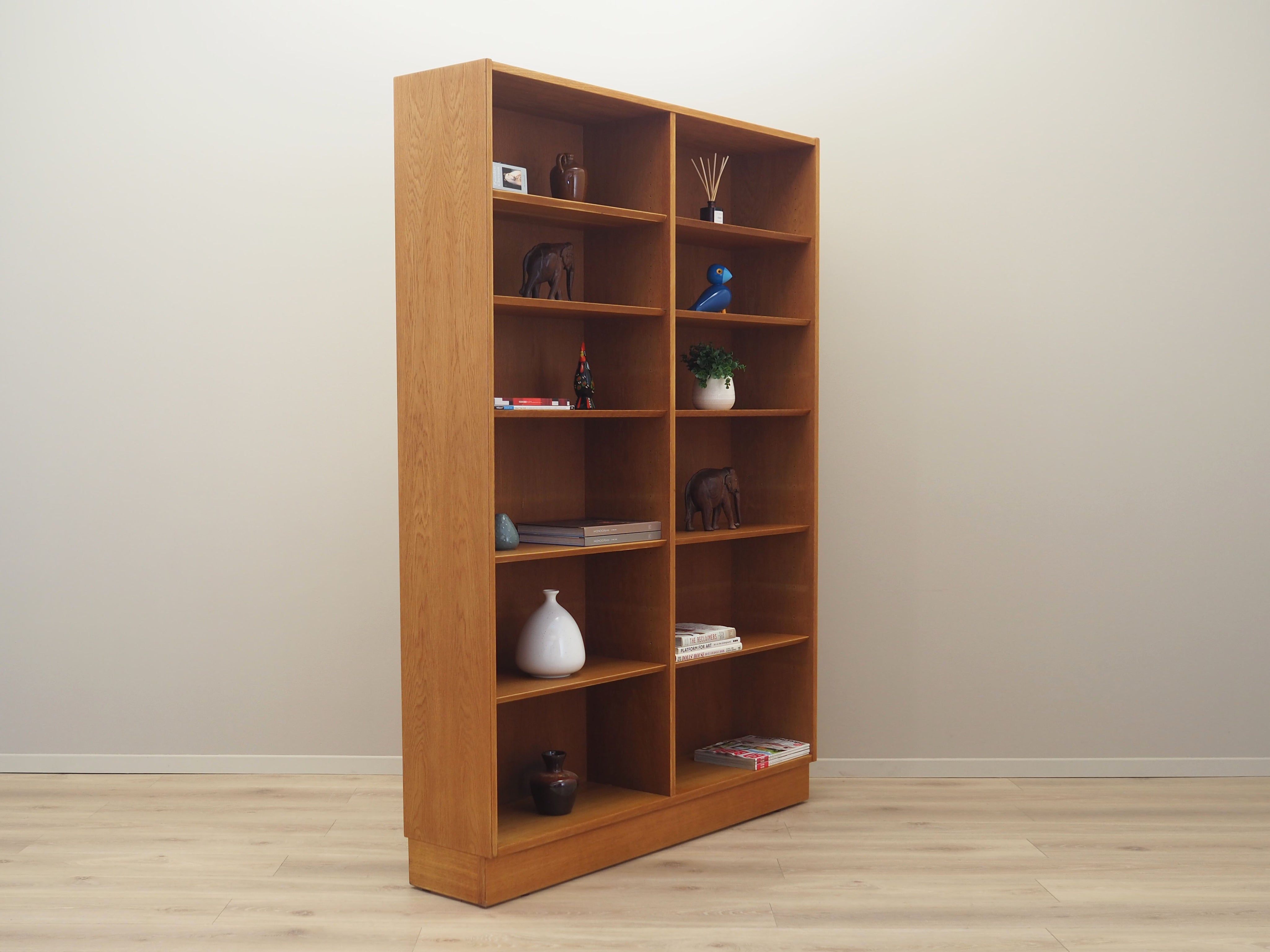 Ash_bookcase_Danish_design_1970s_production_Hundevad