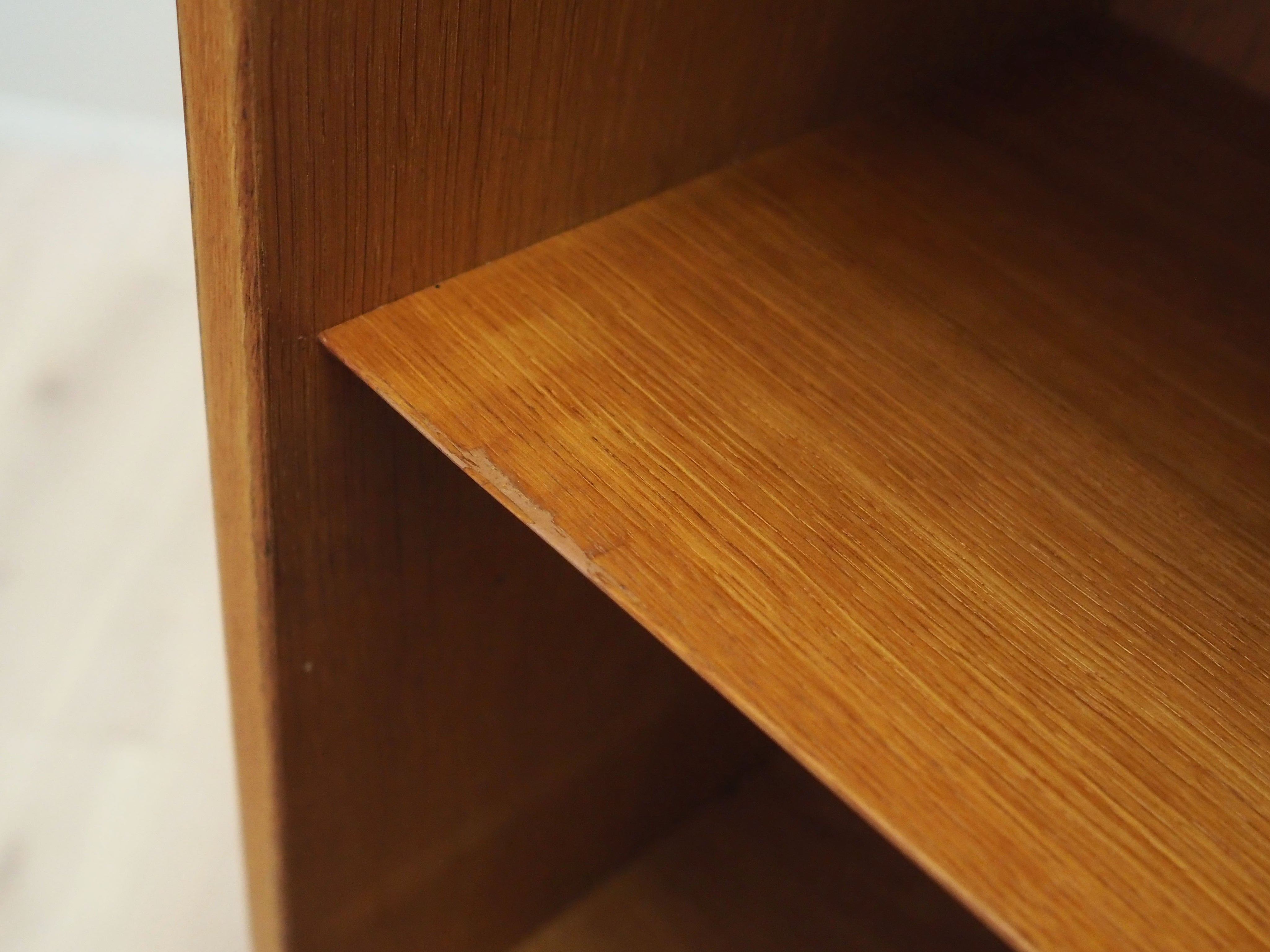 Ash_bookcase_Danish_design_1970s_production_Hundevad