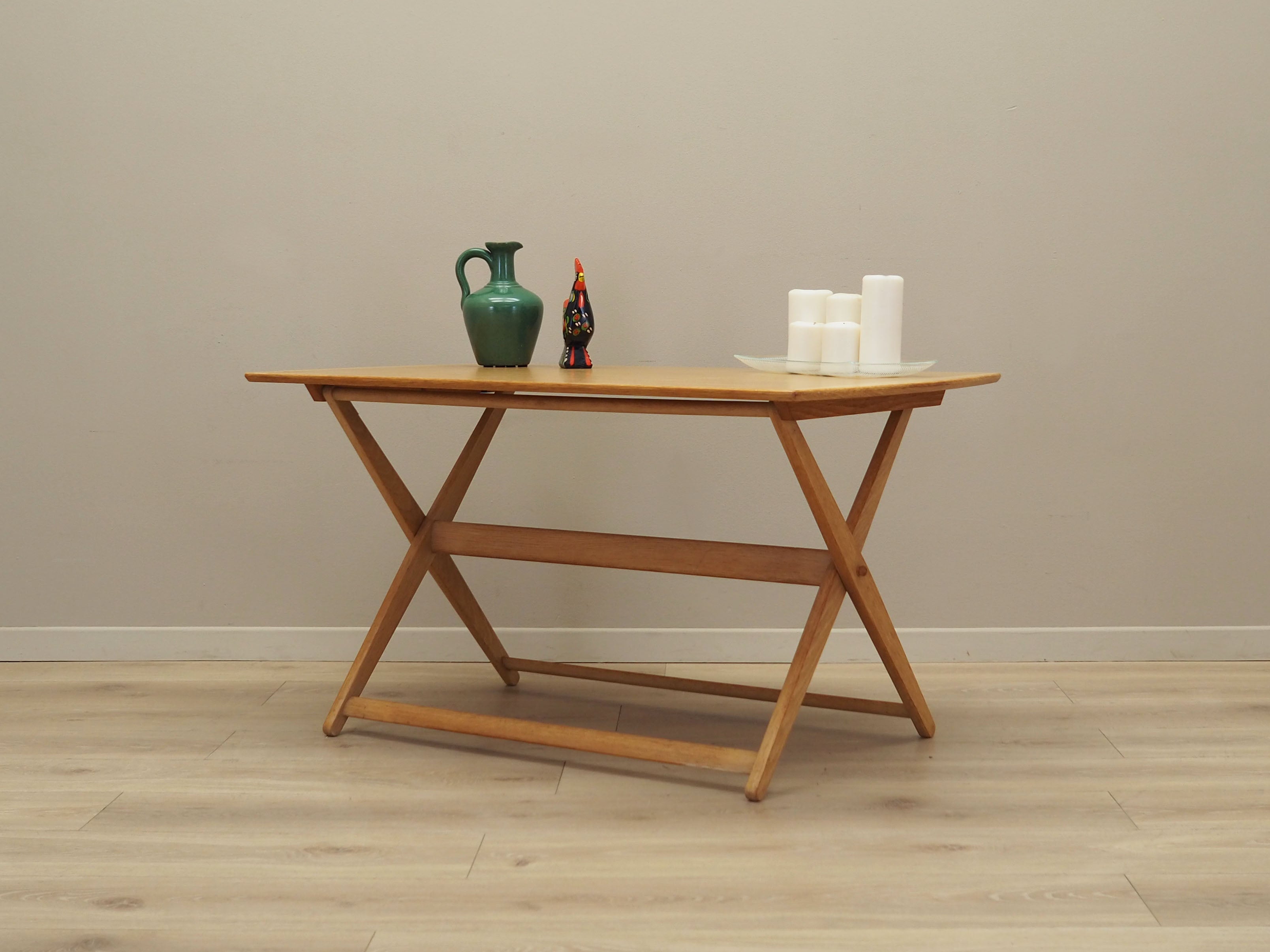 Ash_coffee_table_Danish_design_1970s_production_Denmark