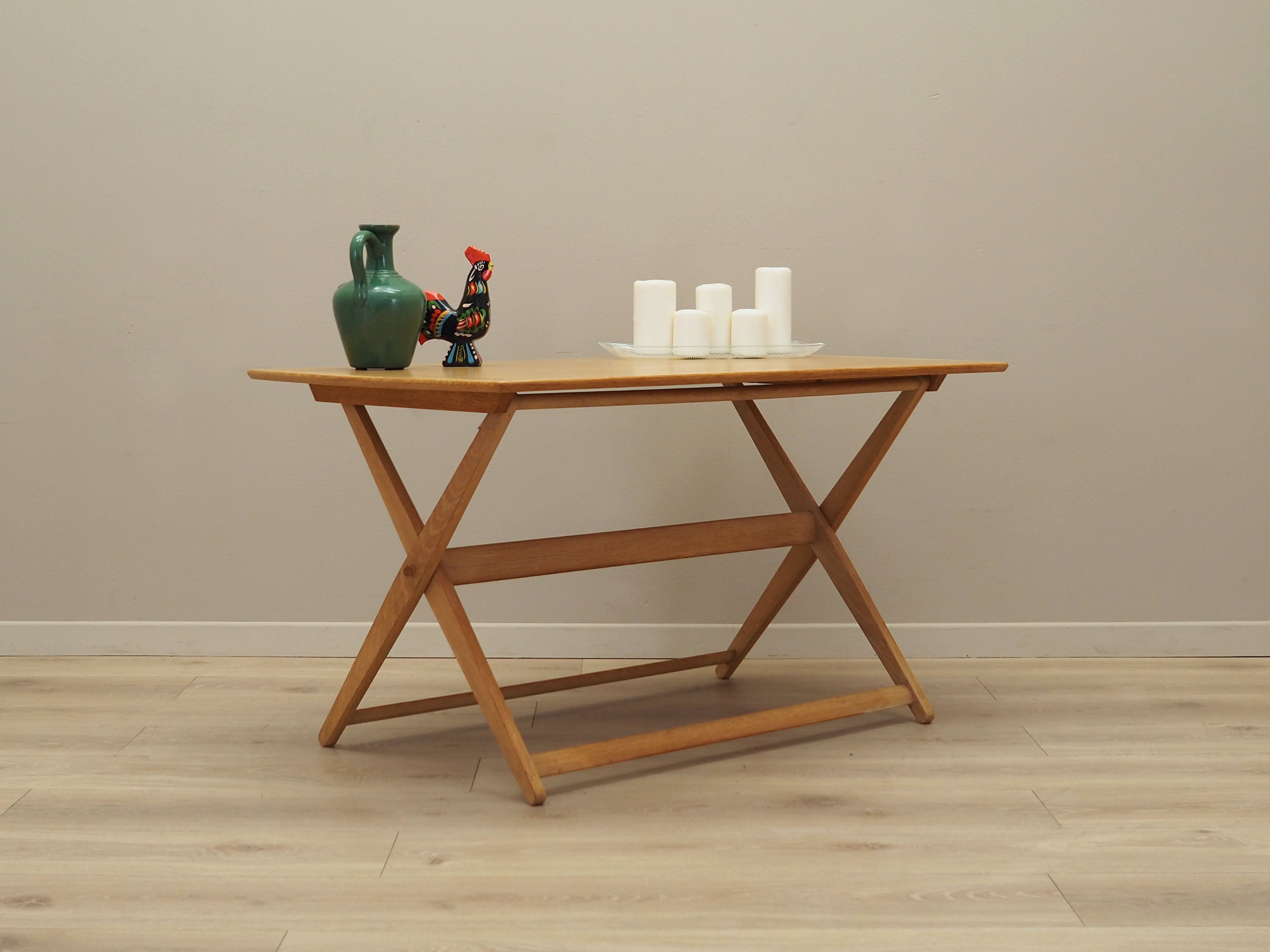 Ash_coffee_table_Danish_design_1970s_production_Denmark
