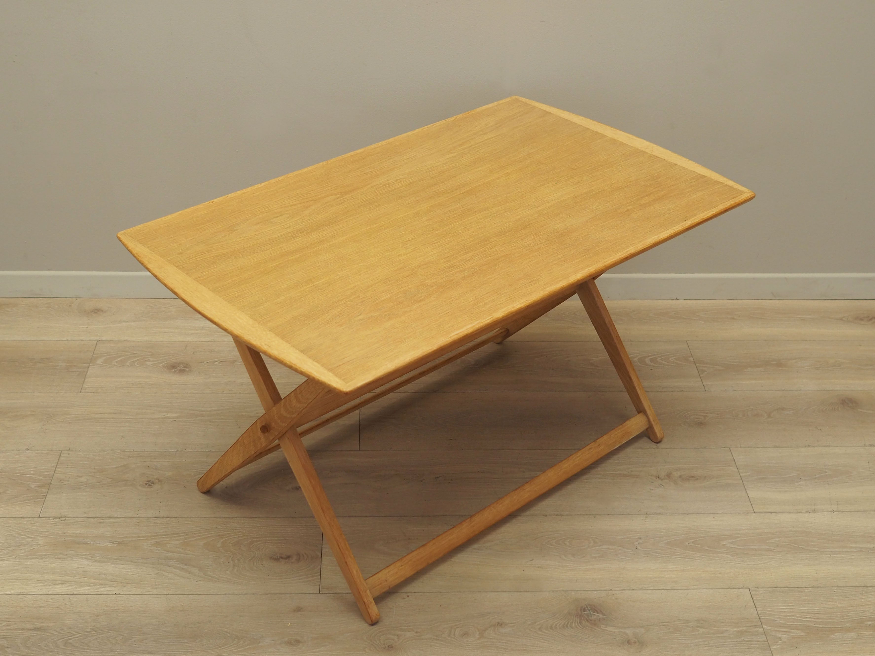 Ash_coffee_table_Danish_design_1970s_production_Denmark