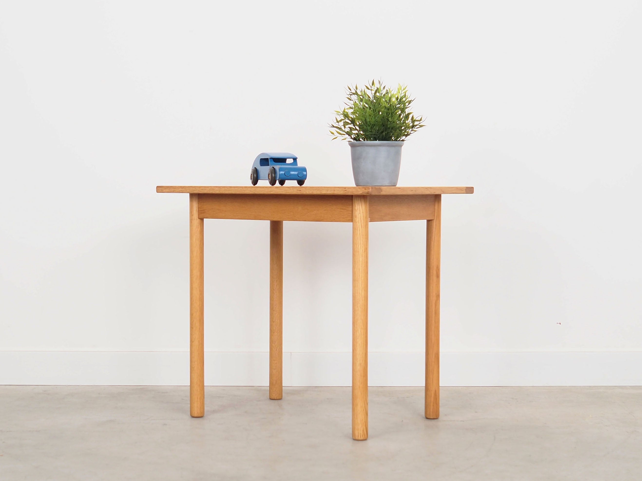 Ash_coffee_table_in_Danish_design_1970s