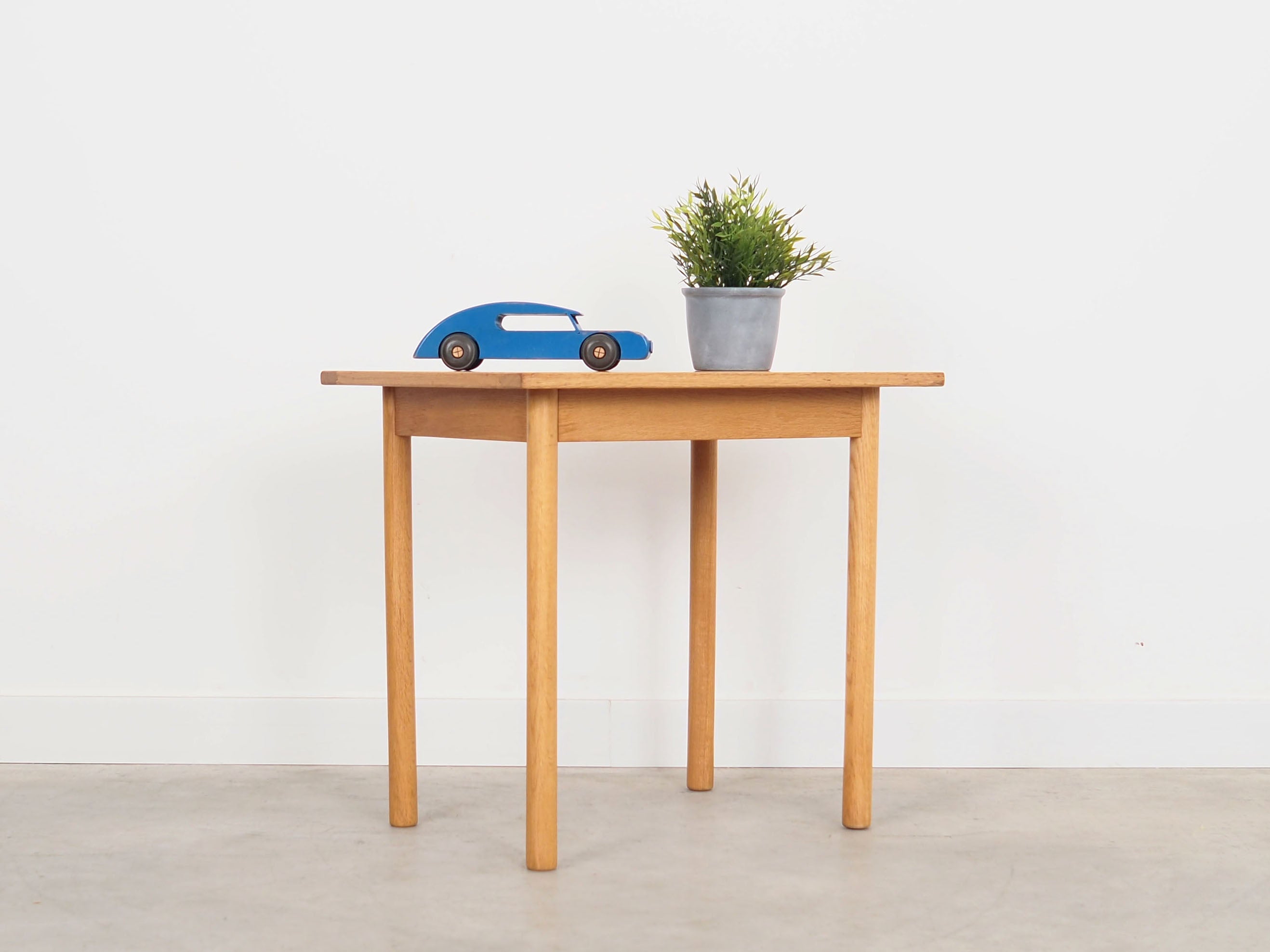 Ash_coffee_table_in_Danish_design_1970s