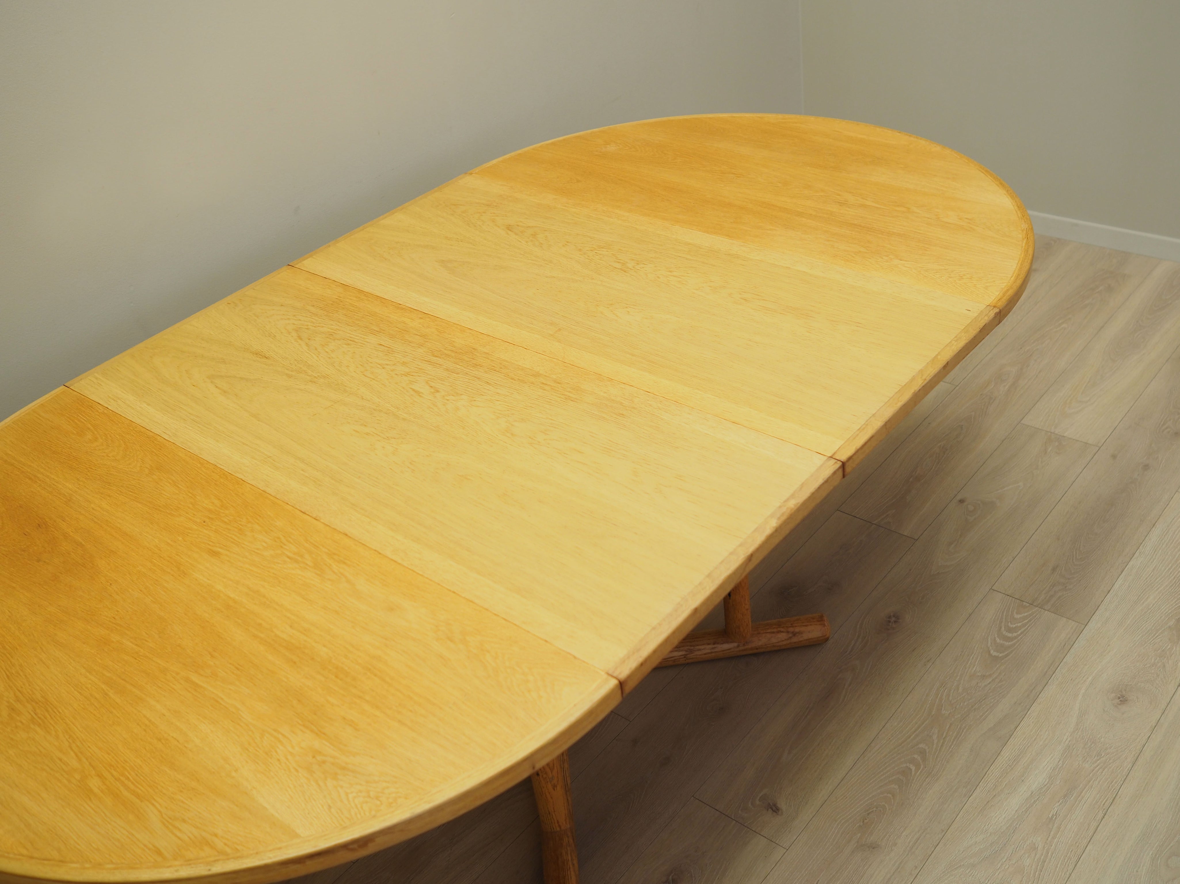 Ash_round_table_Danish_design_1960s_production_Denmark