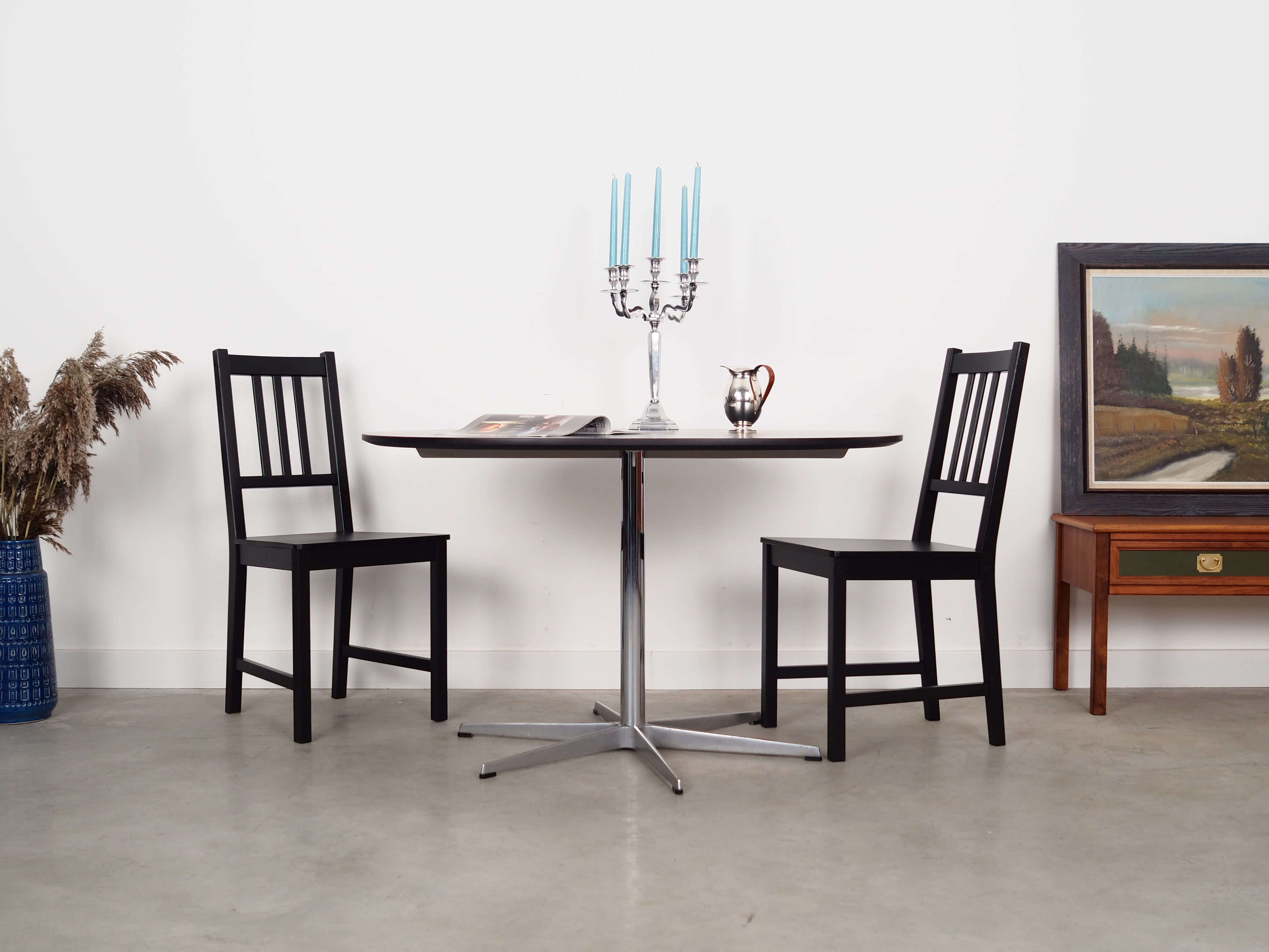 Ash_table_Danish_design_1960s_designer_Arne_Jacobsen_manufacturer_Fritz_Hansen