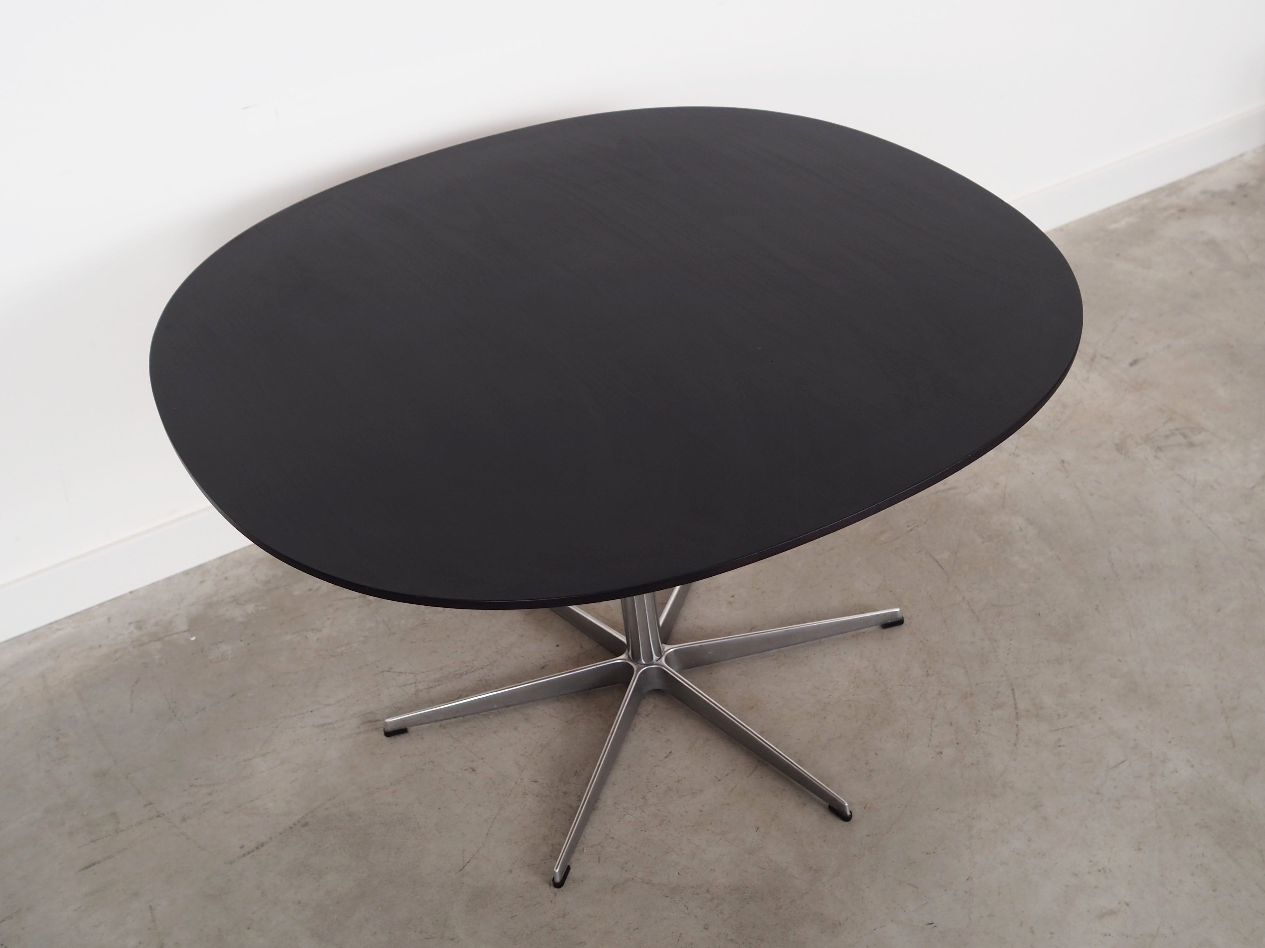Ash_table_Danish_design_1960s_designer_Arne_Jacobsen_manufacturer_Fritz_Hansen