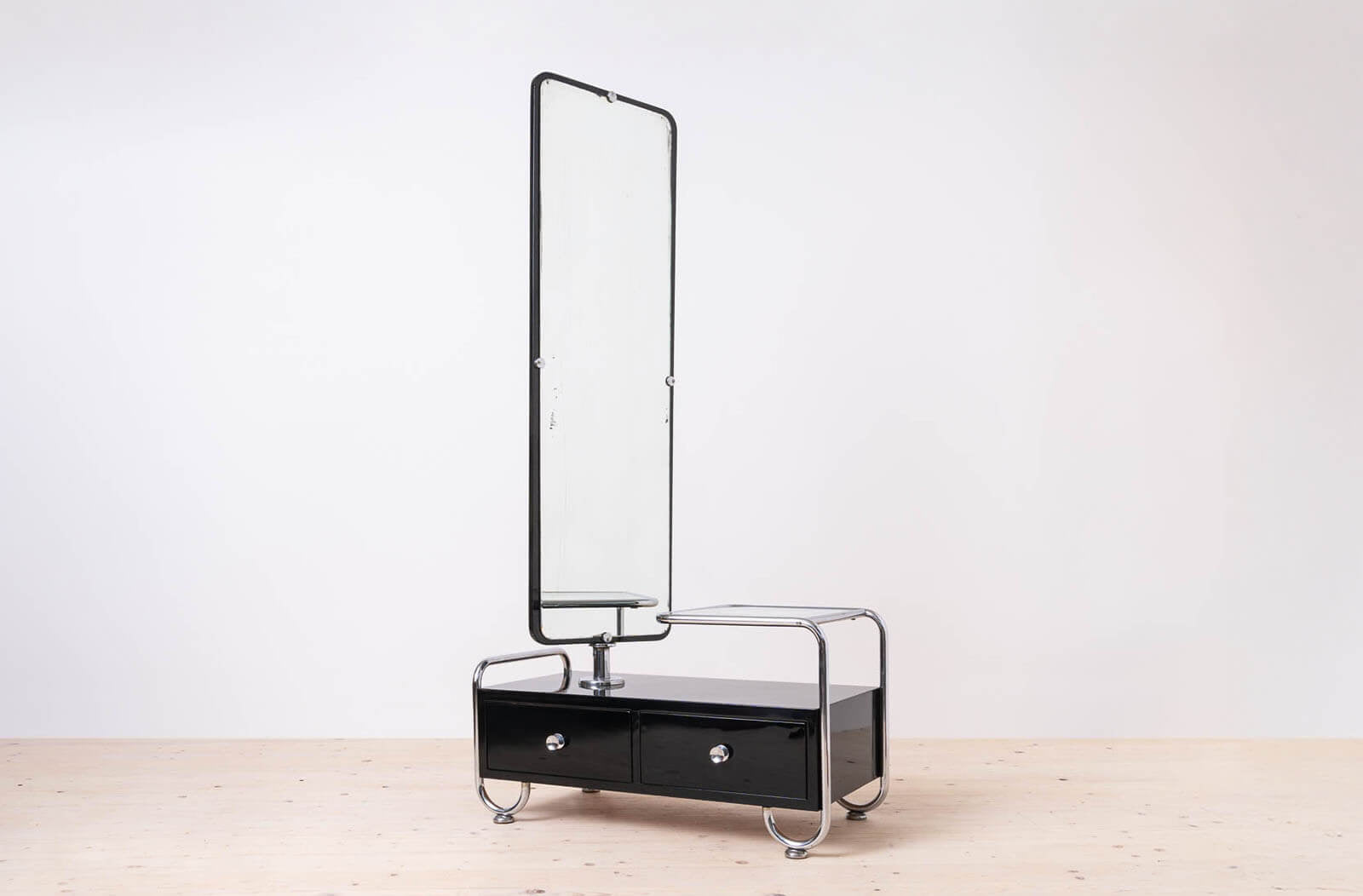 Bauhaus_Dressing_Table_Czechoslovakia_1940s