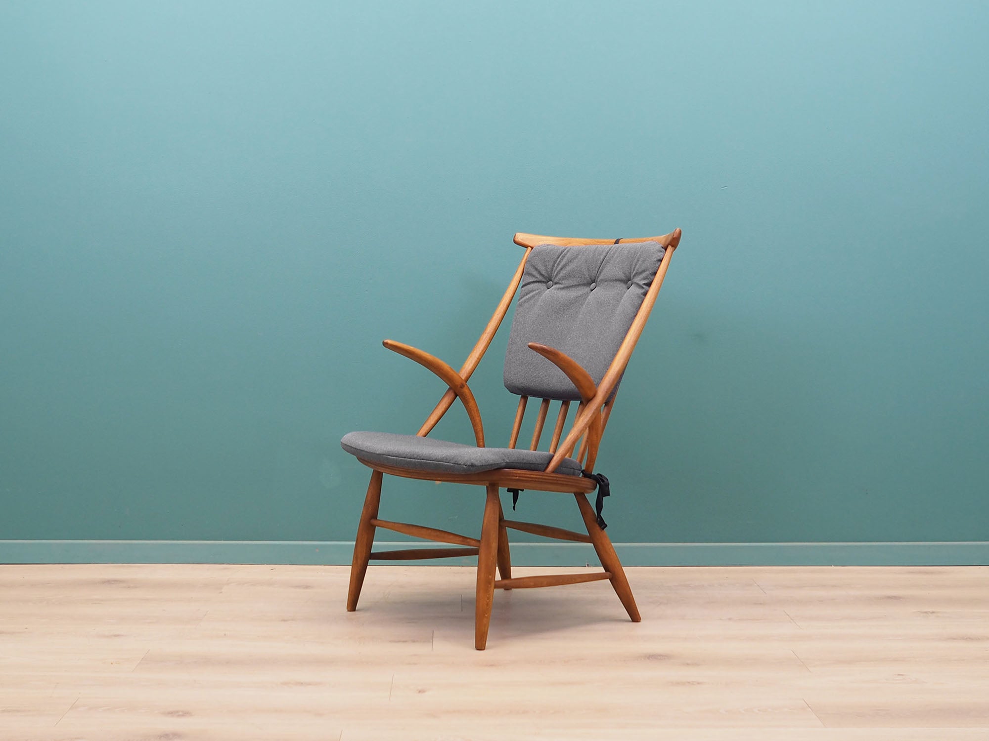 Beech_chair_Danish_design_1960s_designer_Illum_Wikkels_manufacture_Niels_Eilersen