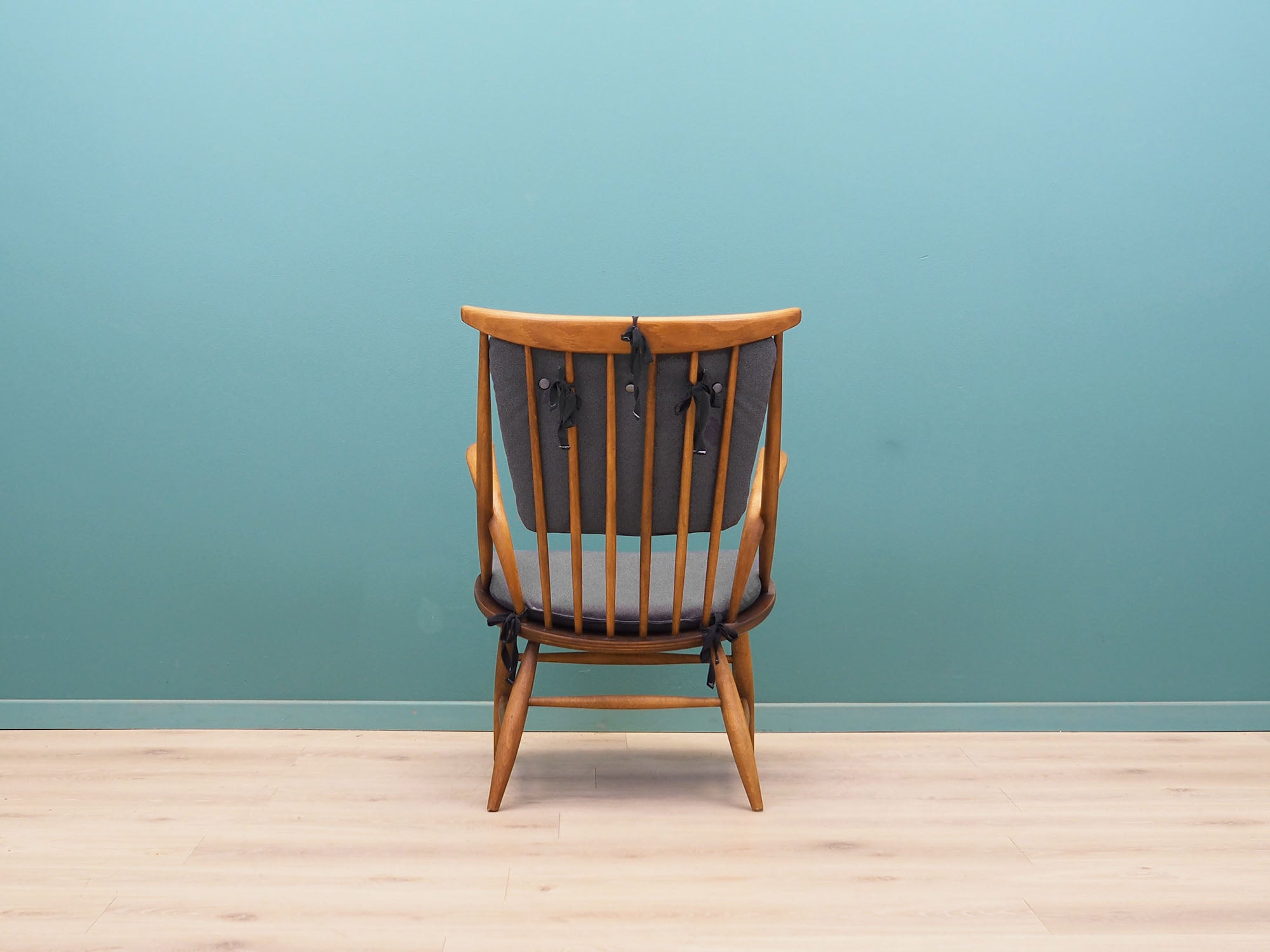 Beech_chair_Danish_design_1960s_designer_Illum_Wikkels_manufacture_Niels_Eilersen