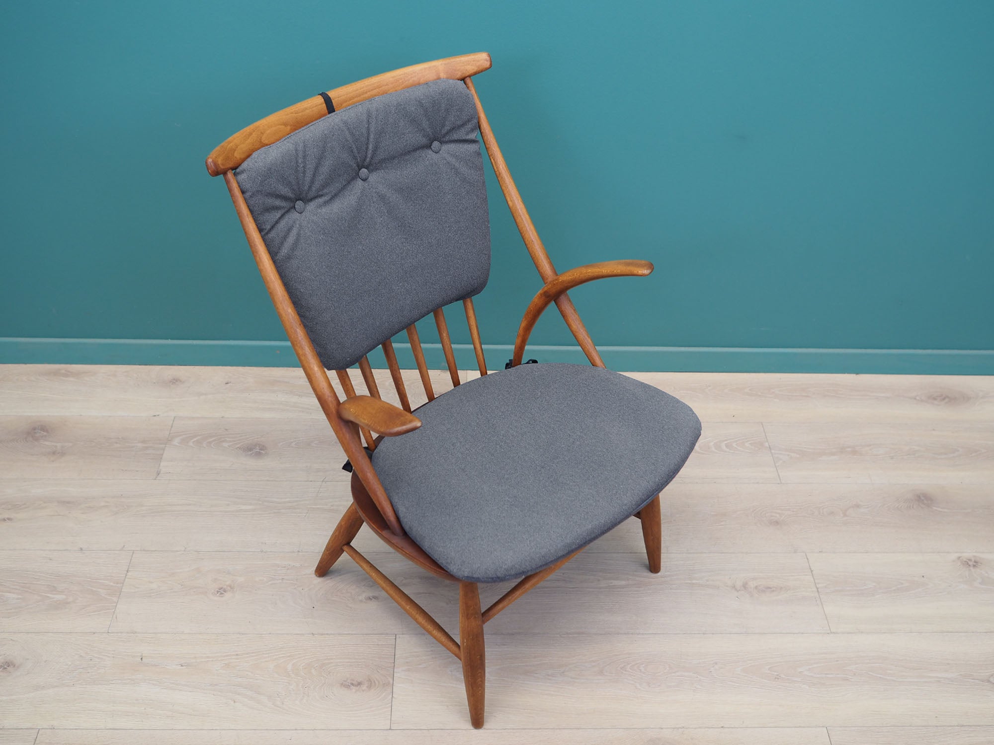 Beech_chair_Danish_design_1960s_designer_Illum_Wikkels_manufacture_Niels_Eilersen