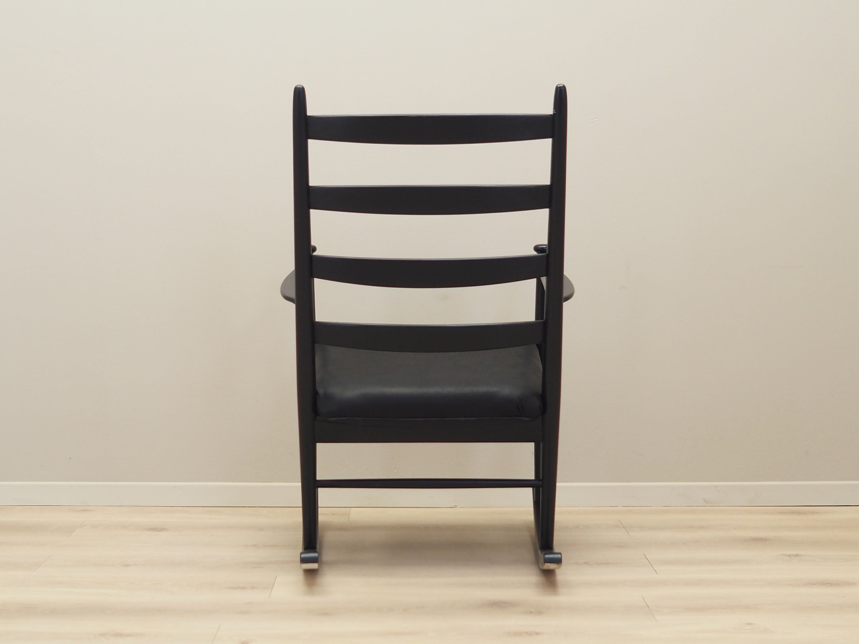 Beech_rocking_chair_Danish_design_1970s_production_Denmark