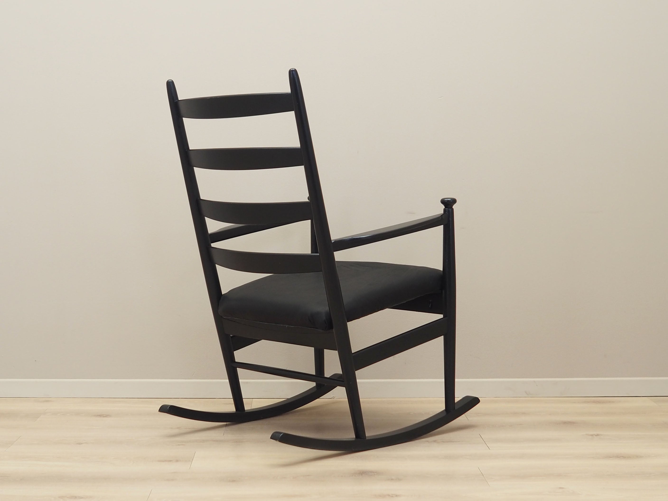 Beech_rocking_chair_Danish_design_1970s_production_Denmark