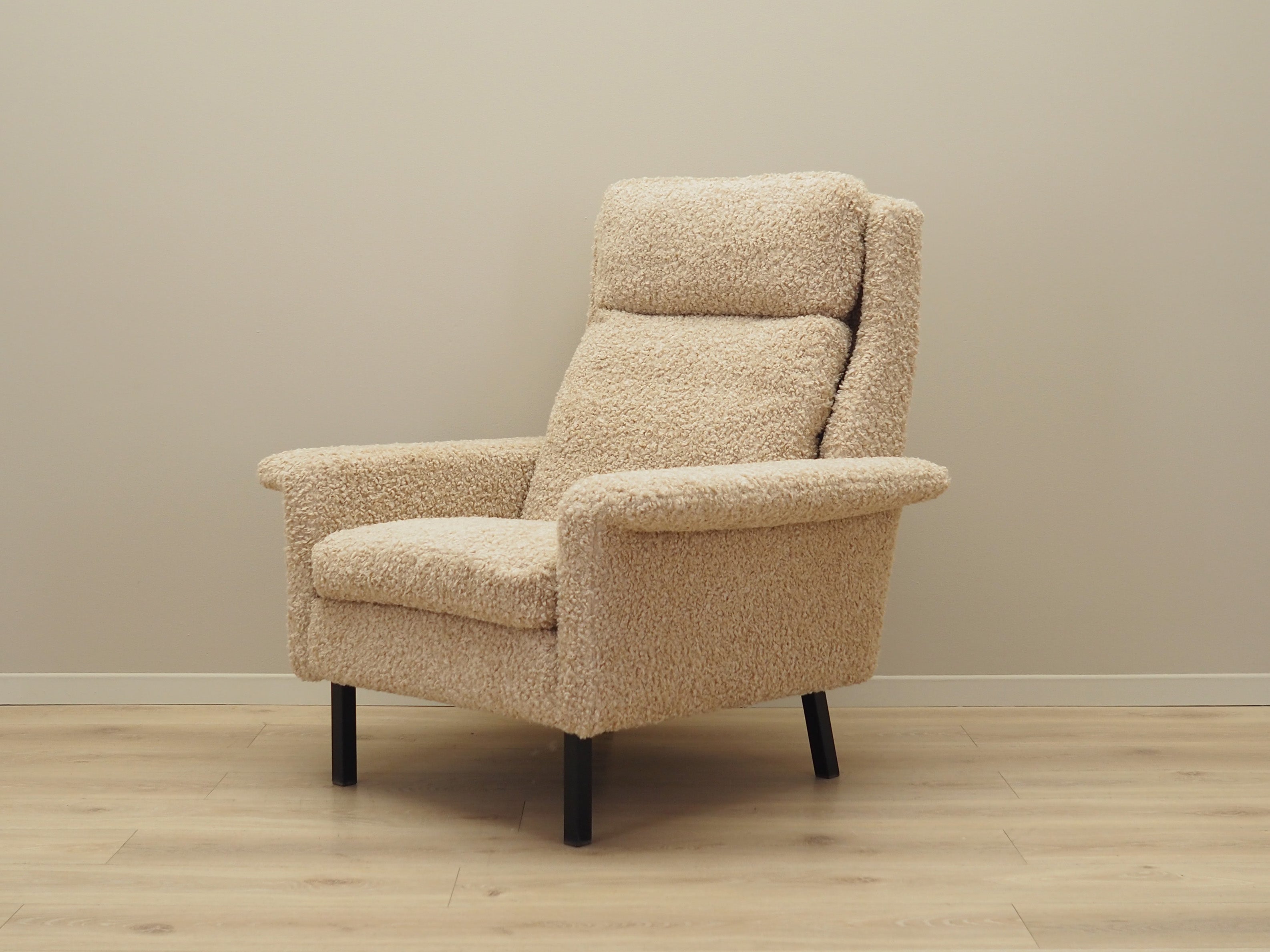Beige_armchair_Danish_design_1960s_designer_Arne_Vodder_manufacturer_Fritz_Hansen