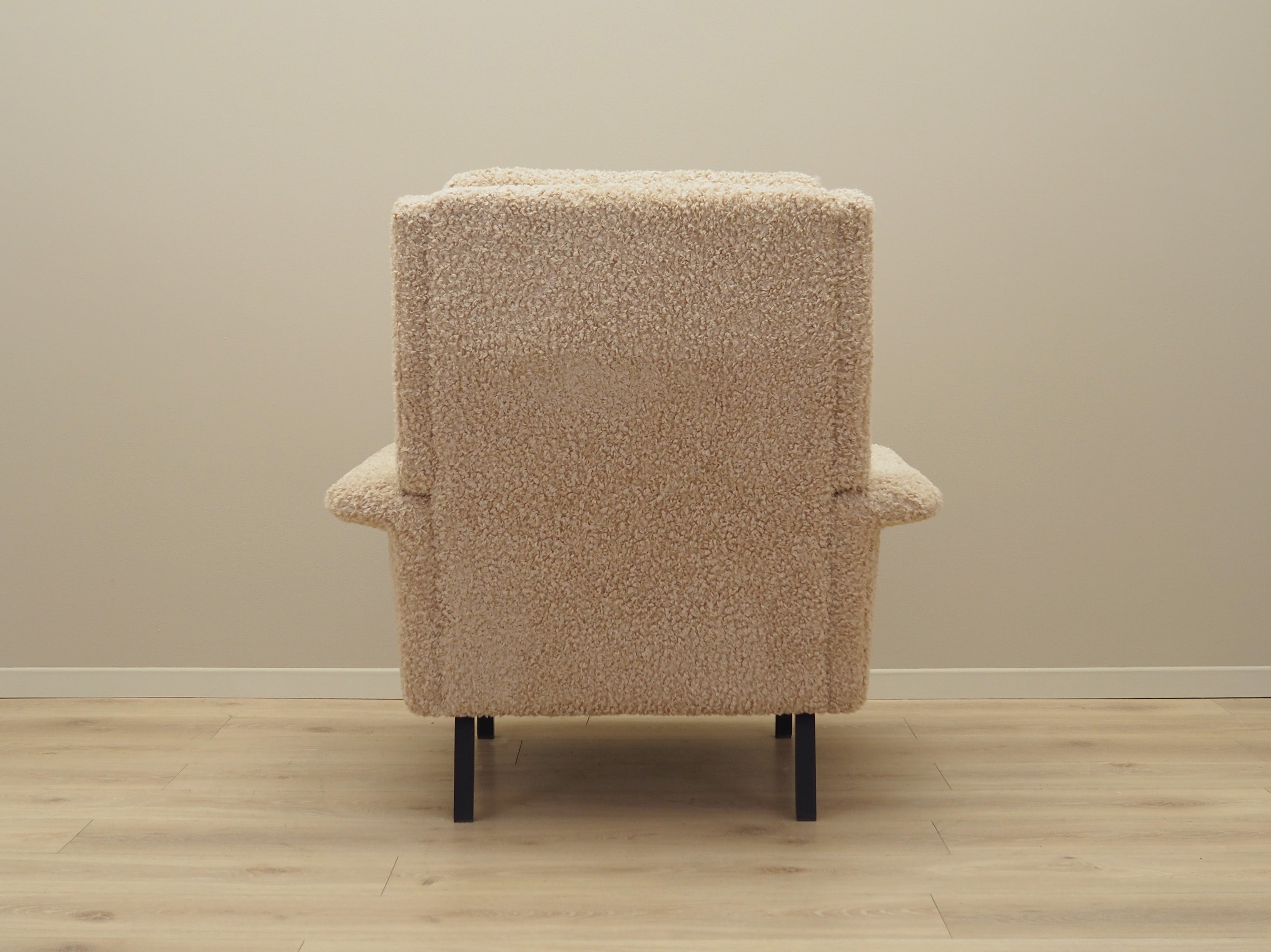 Beige_armchair_Danish_design_1960s_designer_Arne_Vodder_manufacturer_Fritz_Hansen