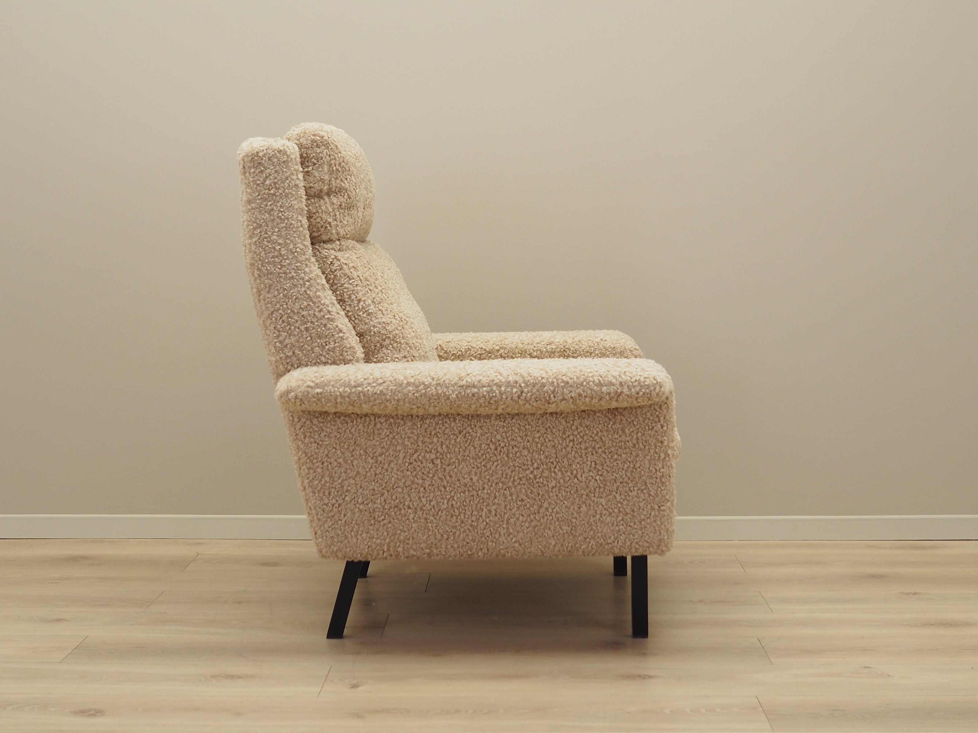 Beige_armchair_Danish_design_1960s_designer_Arne_Vodder_manufacturer_Fritz_Hansen