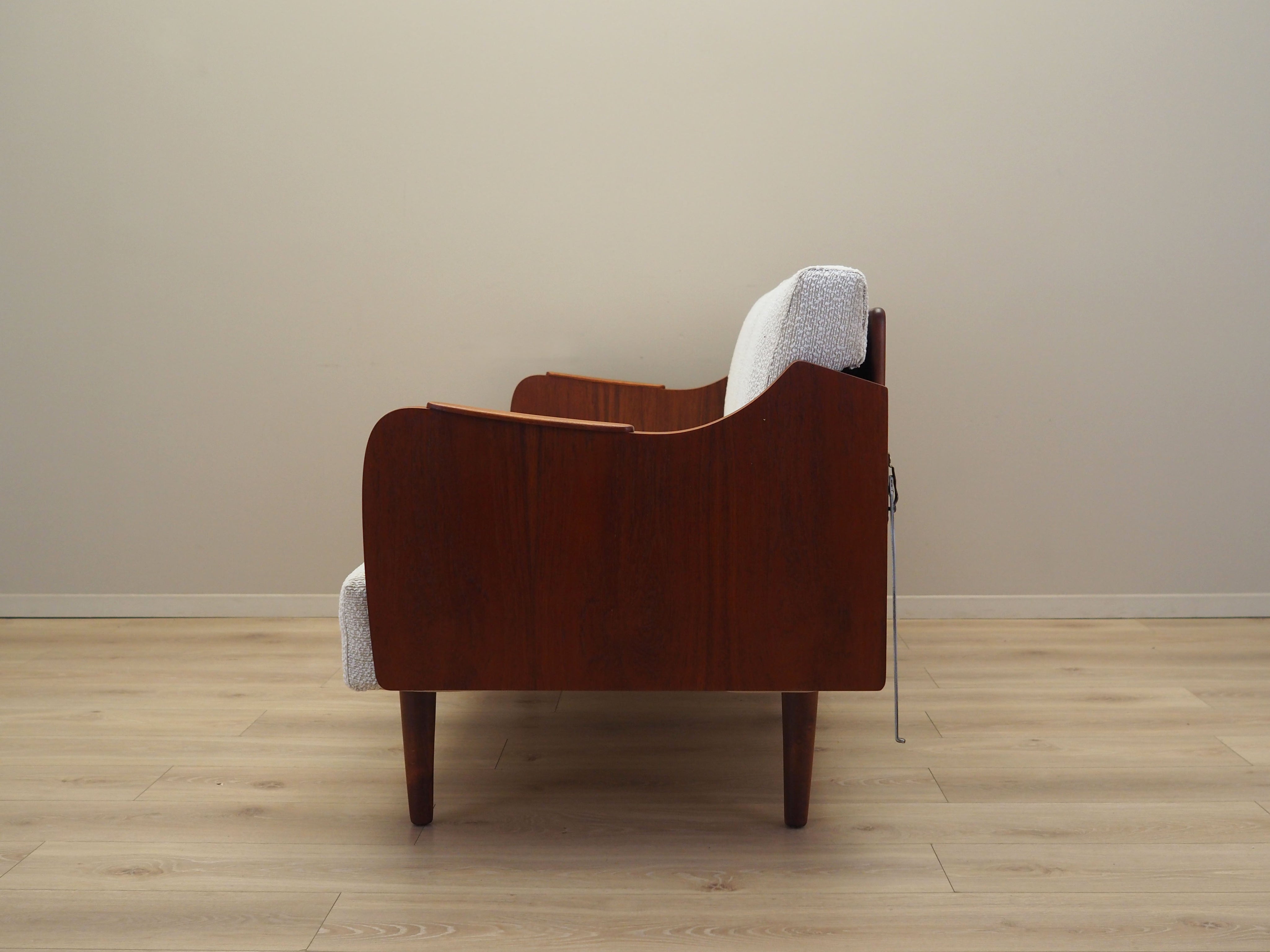 Beige_sofa_Danish_design_1970s_production_Denmark