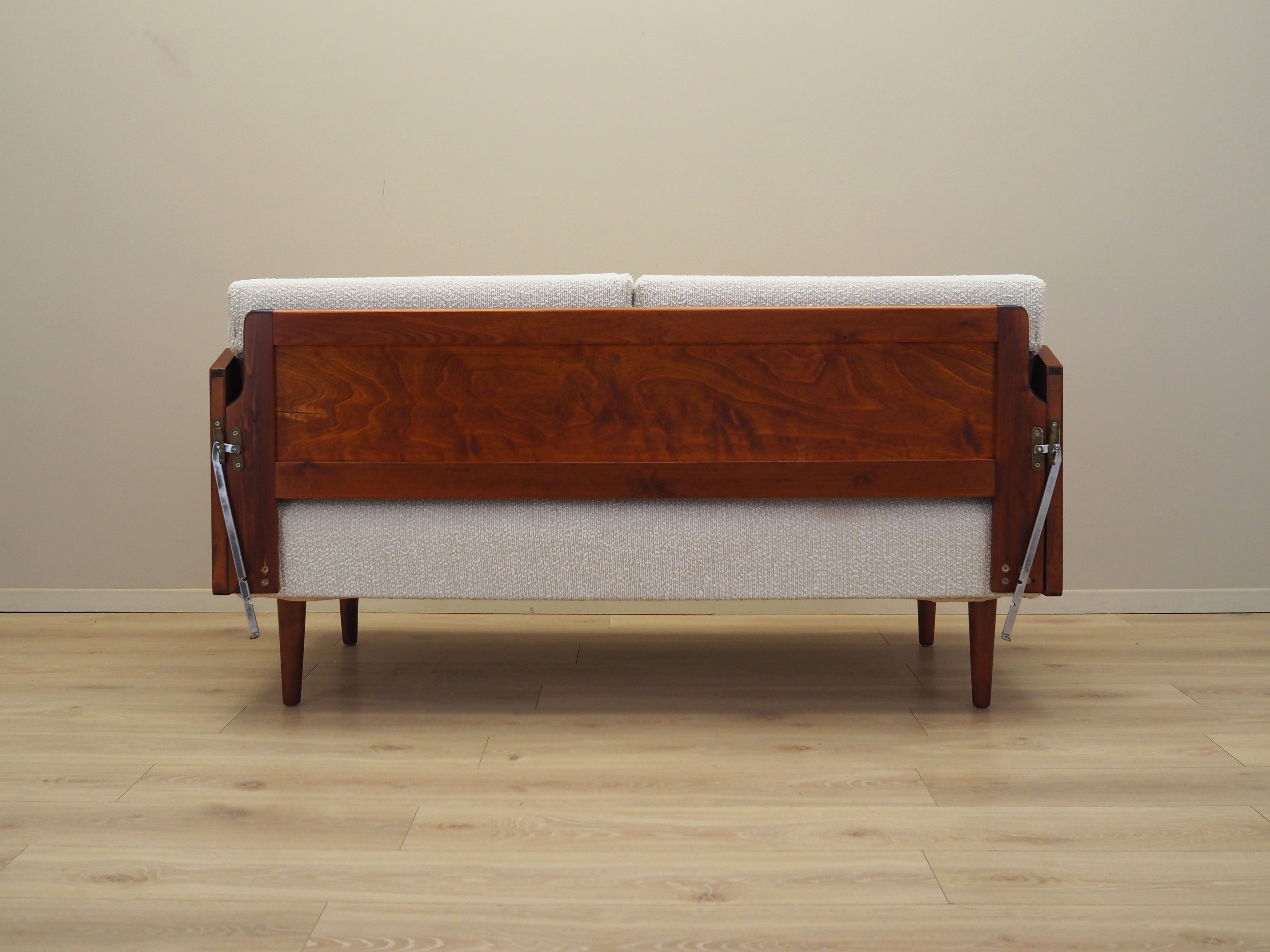 Beige_sofa_Danish_design_1970s_production_Denmark