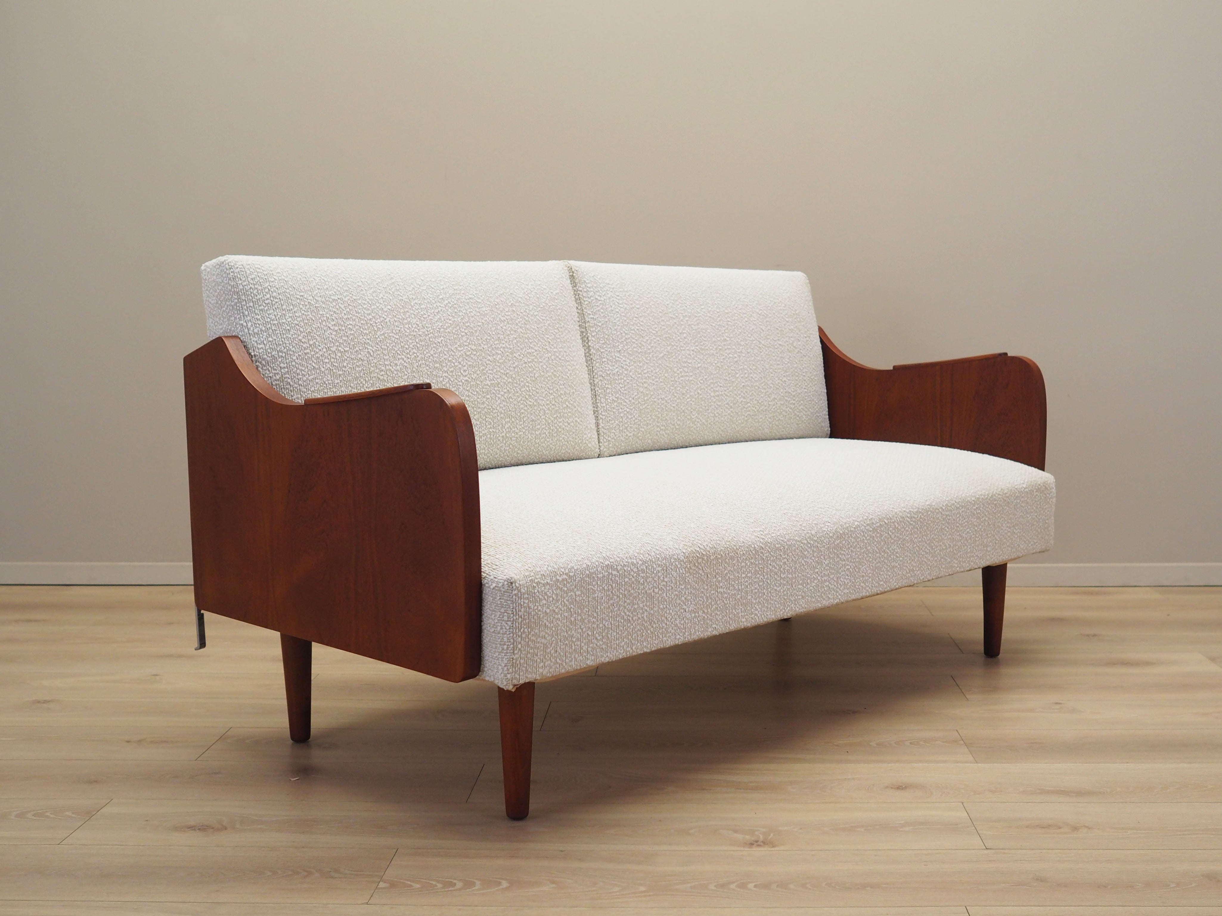 Beige_sofa_Danish_design_1970s_production_Denmark