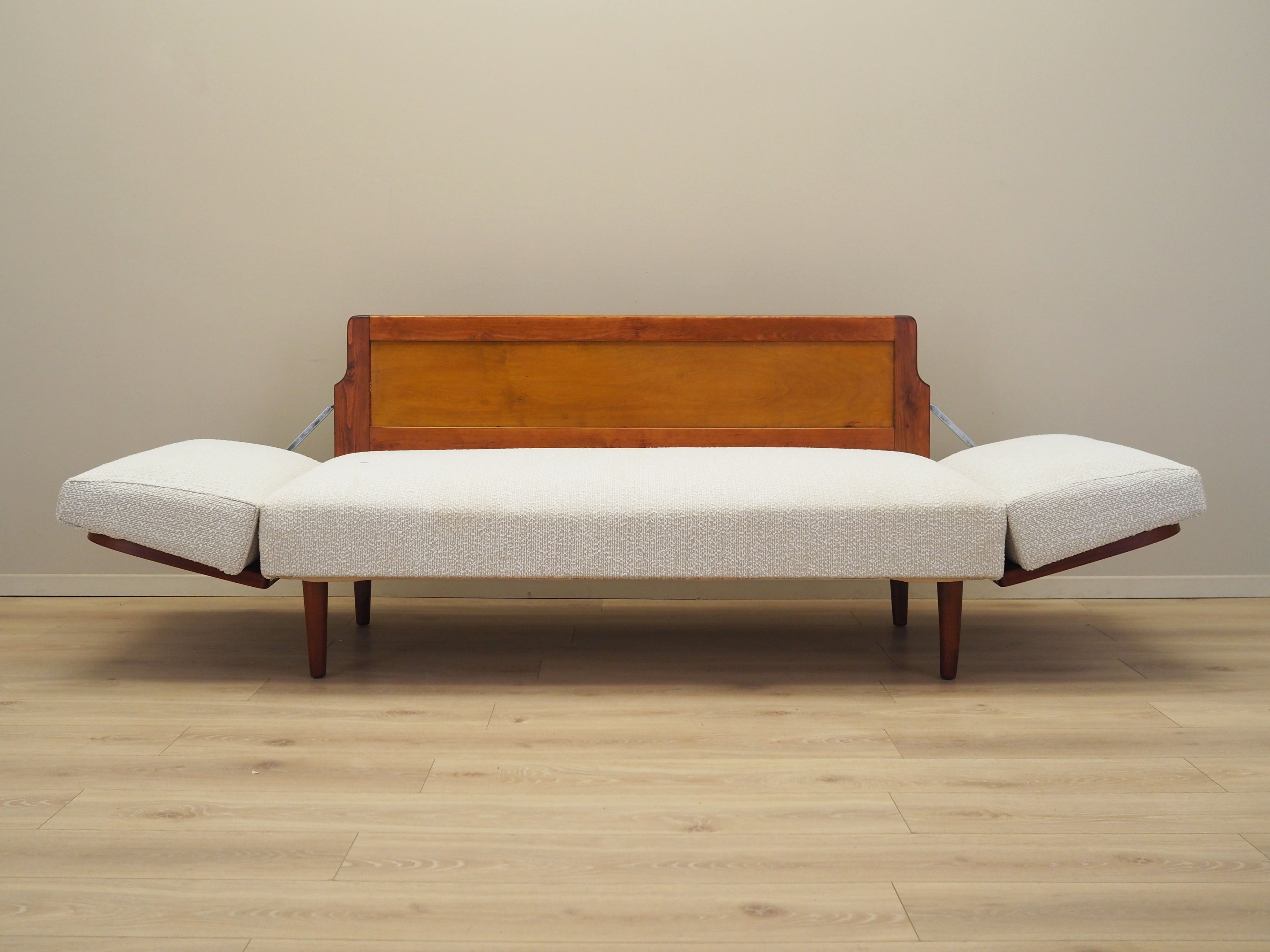 Beige_sofa_Danish_design_1970s_production_Denmark
