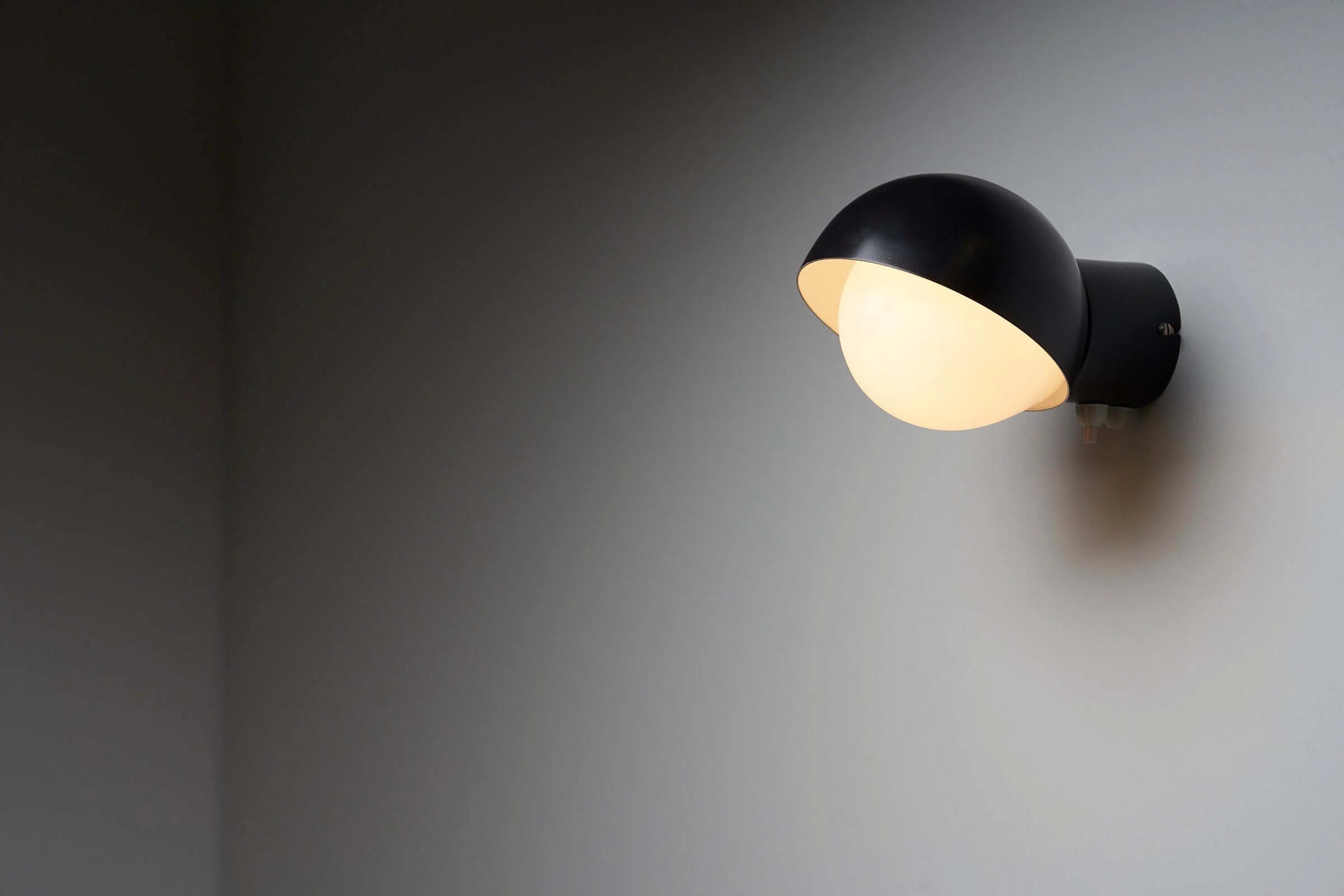 Black_Wall_Sconce_B_L_leuchten