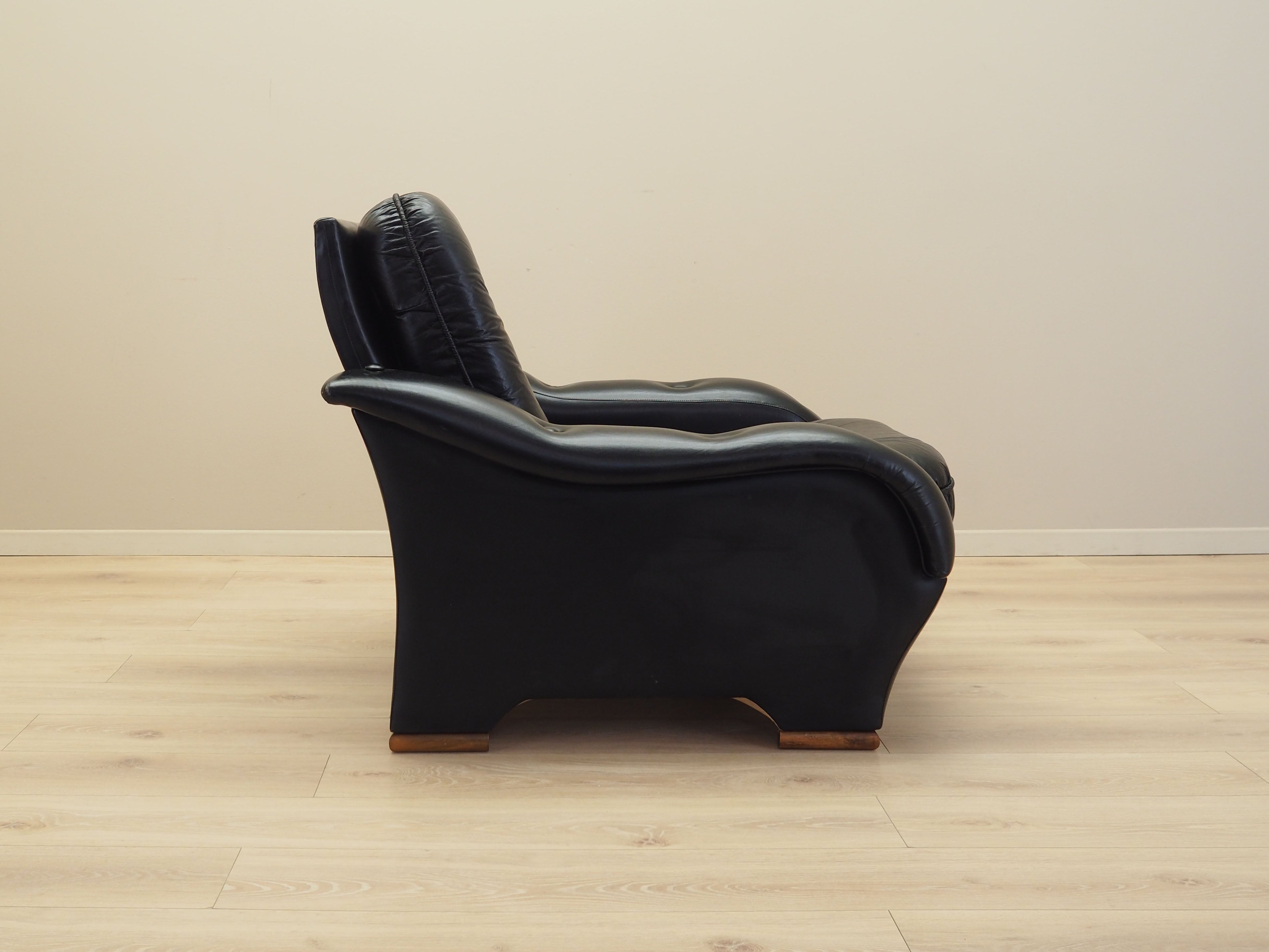 Black_armchair_Italian_design_1980s_manufacture_Italy