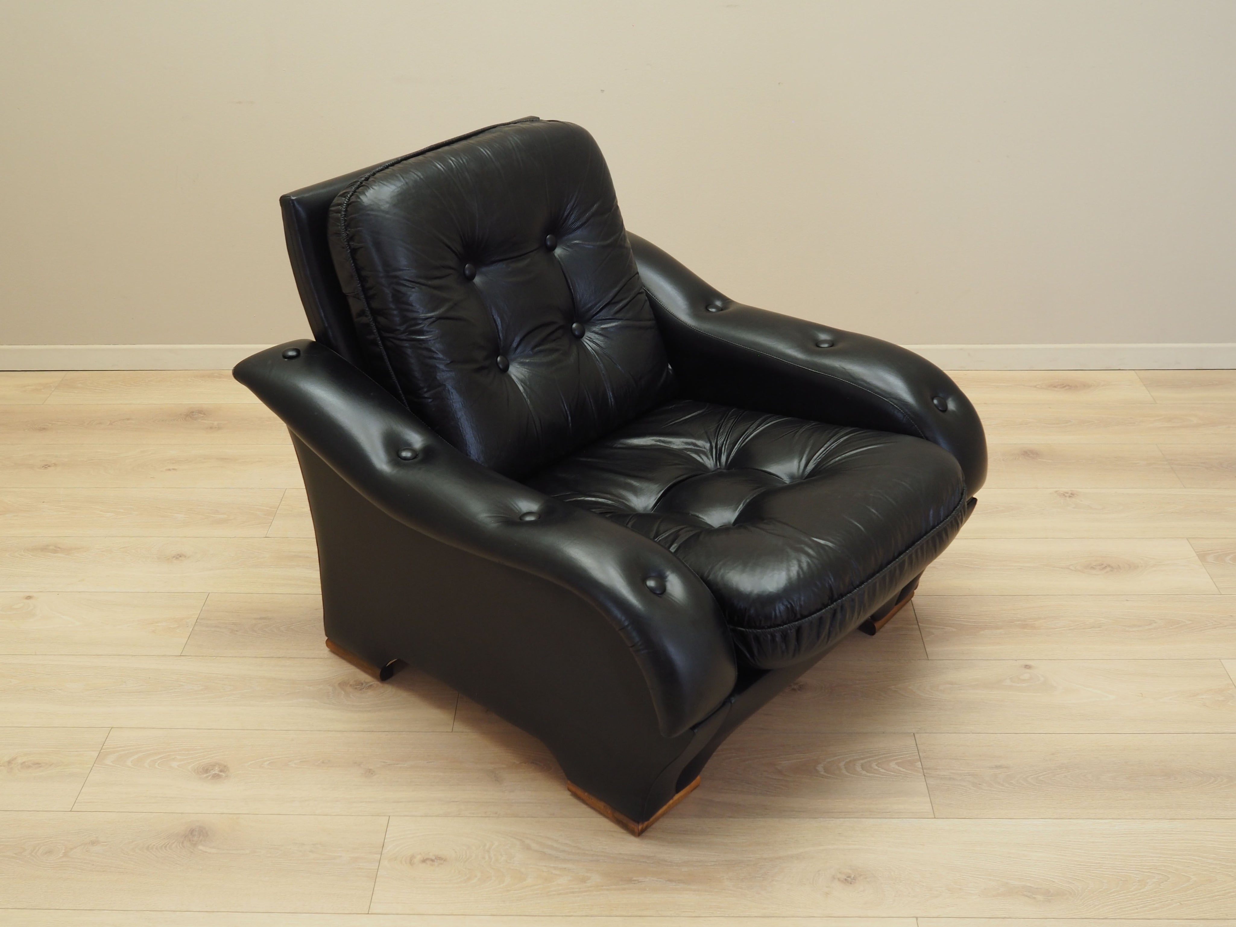 Black_armchair_Italian_design_1980s_manufacture_Italy