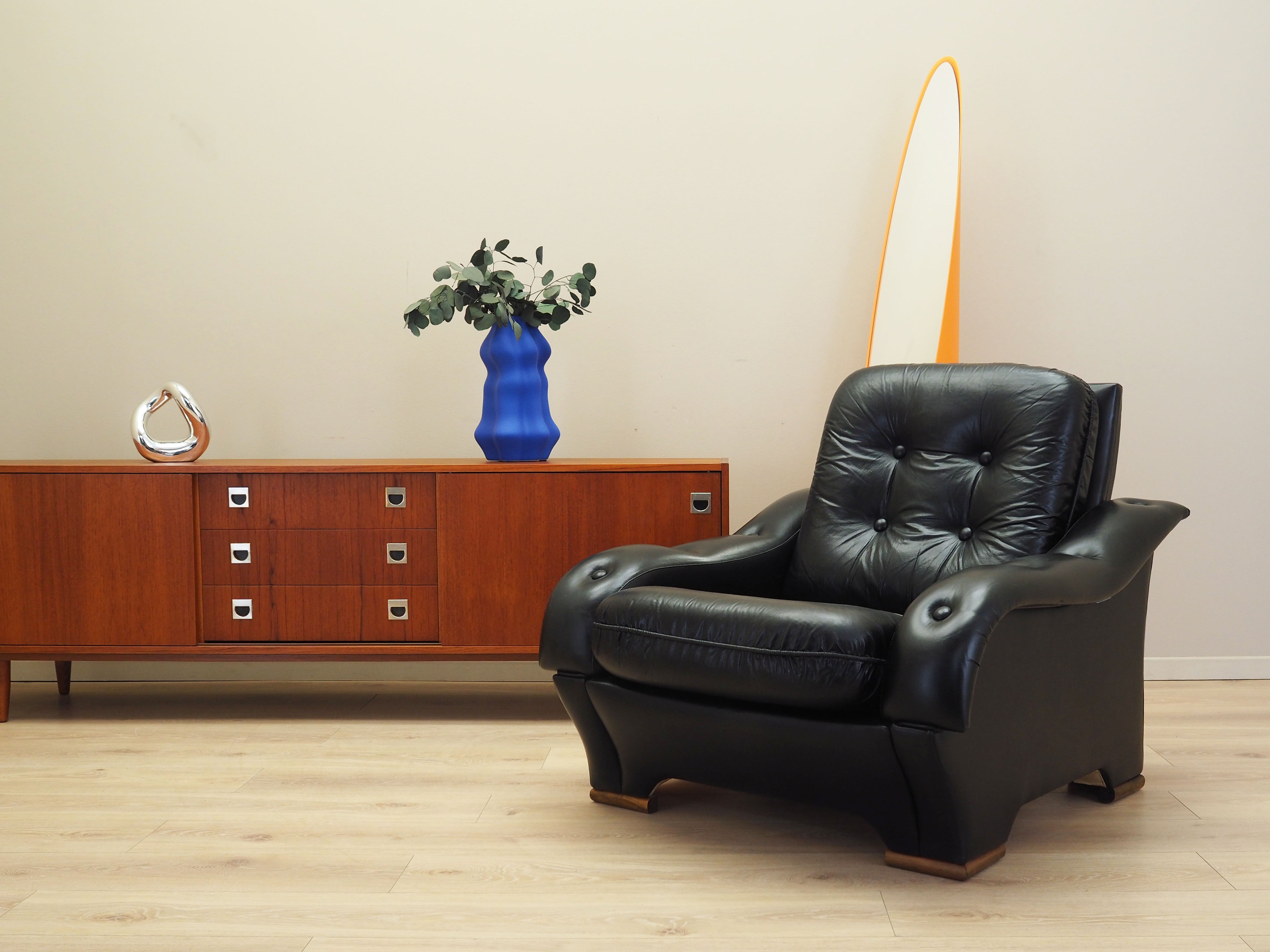 Black_armchair_Italian_design_1980s_manufacture_Italy