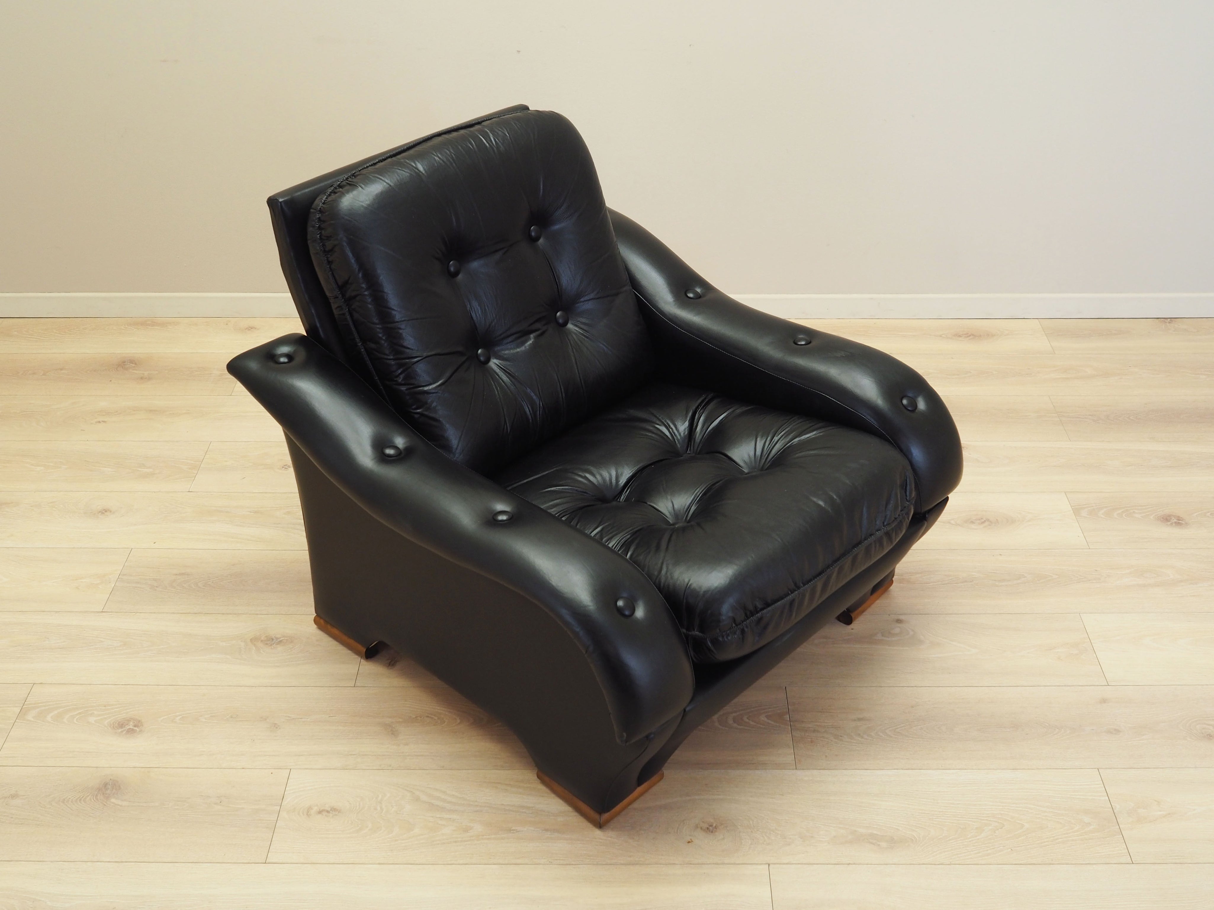 Black_armchair_Italian_design_1980s_production_Italy