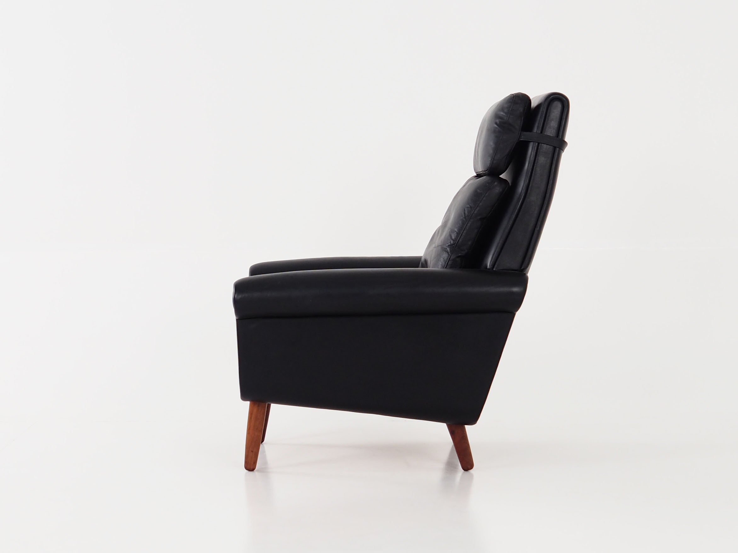 Black_leather_armchair_Danish_design_1970s_production_Denmark