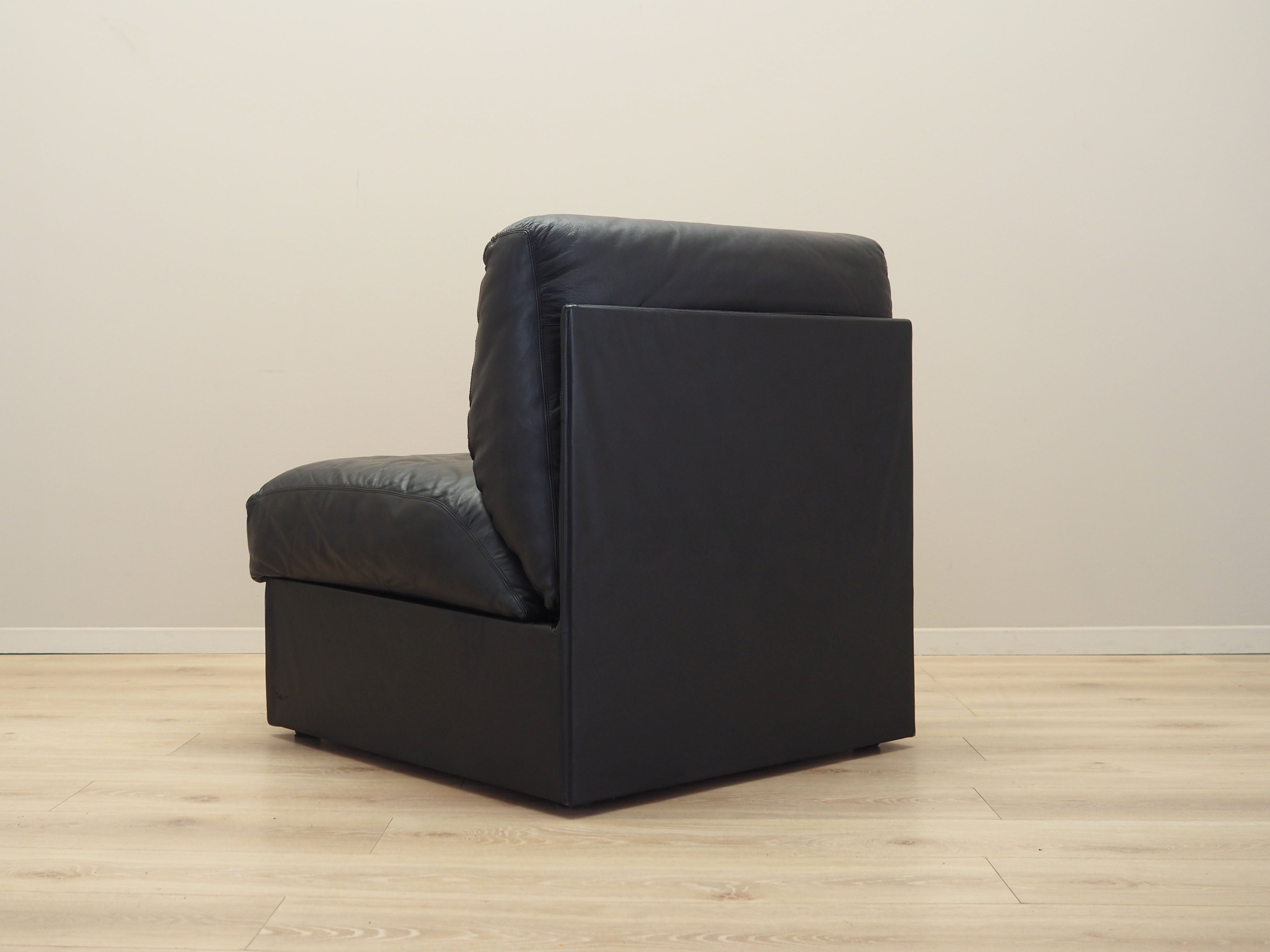Black_leather_pouffe_armchair_Italian_design_1960s_production_Italy