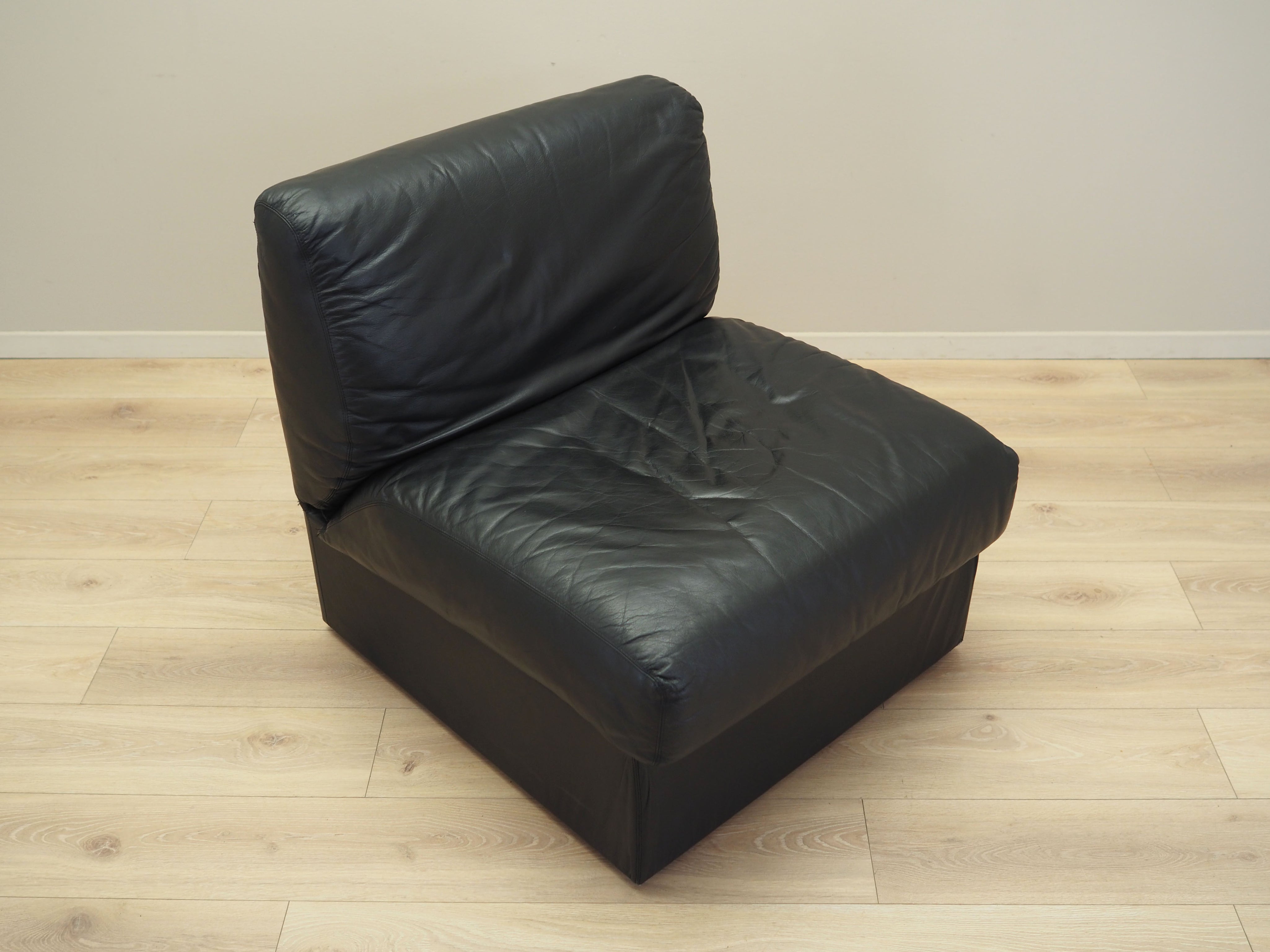 Black_leather_pouffe_armchair_Italian_design_1960s_production_Italy