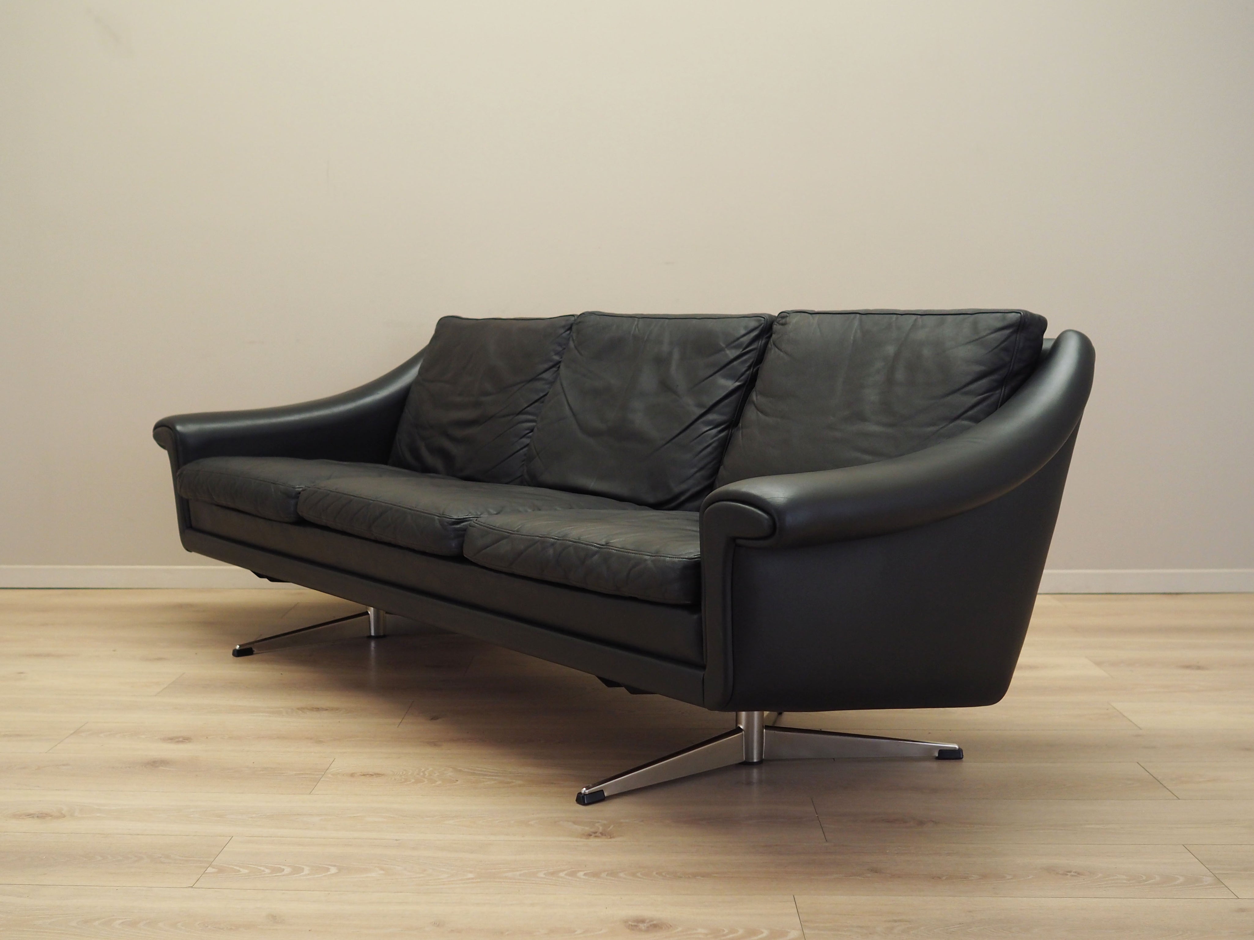 Black_leather_sofa_Danish_design_1960s_manufacturer_Eran_M_bler_designer_Aage_Christiansen