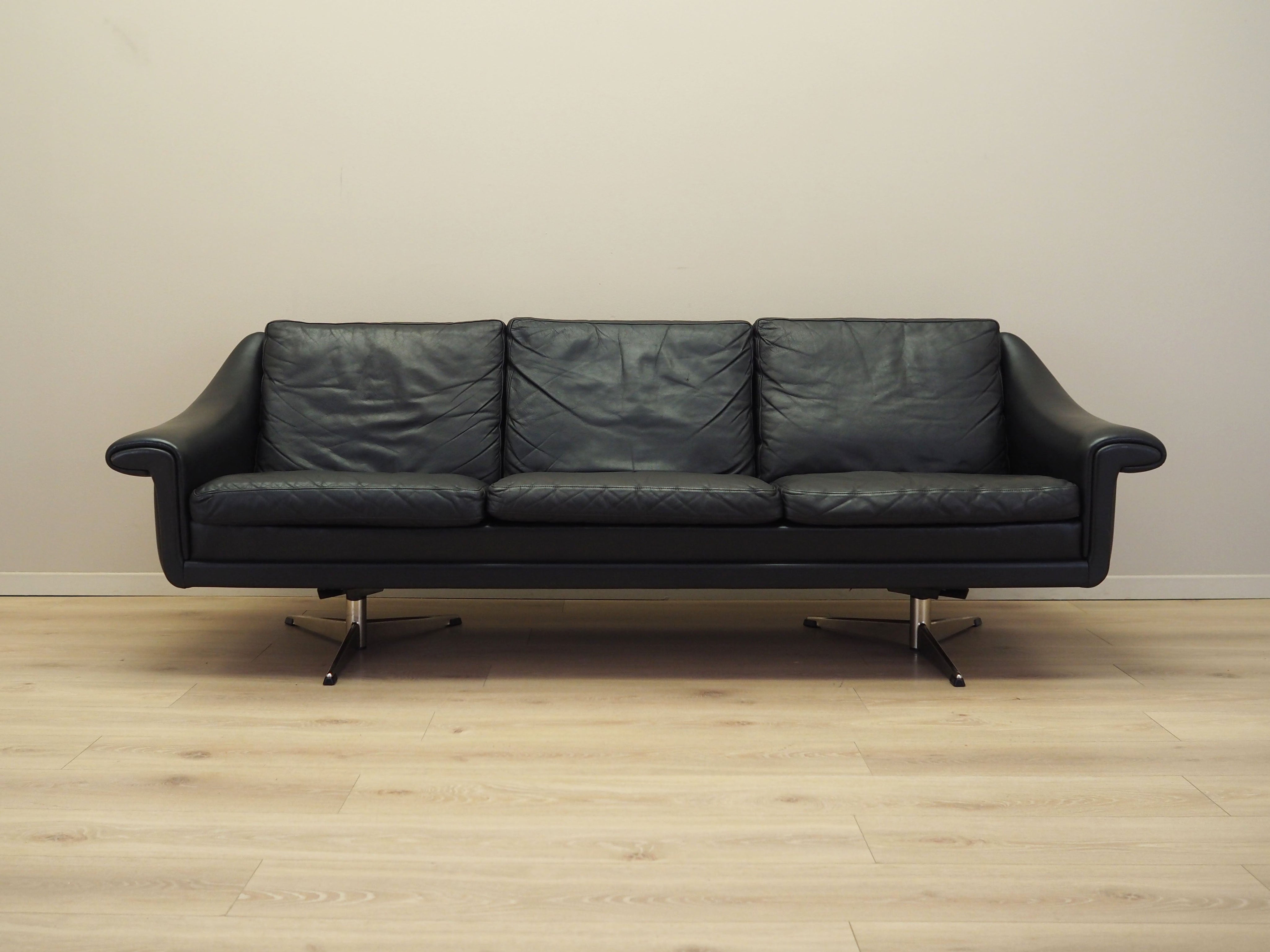 Black_leather_sofa_Danish_design_1960s_manufacturer_Eran_M_bler_designer_Aage_Christiansen