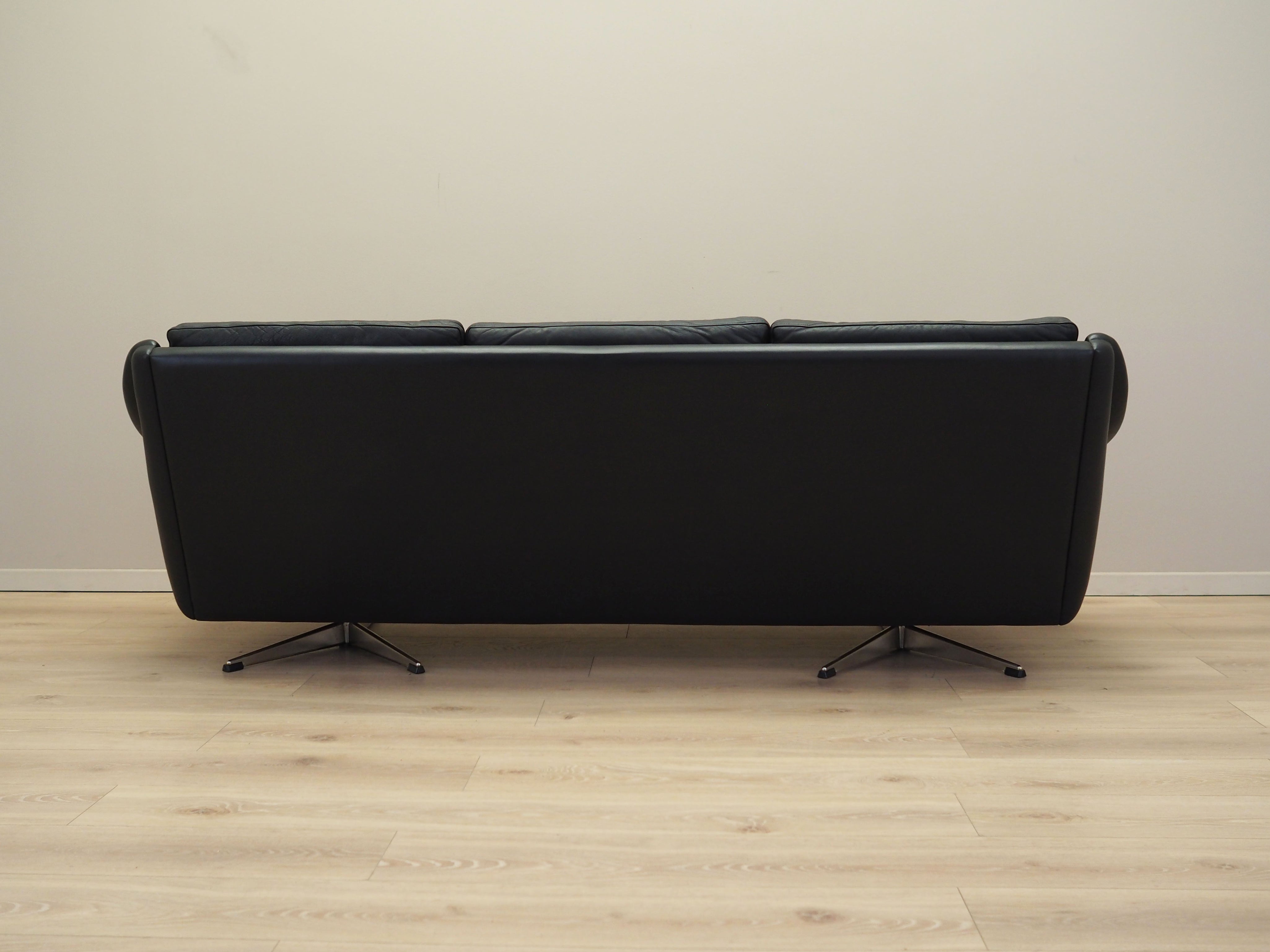 Black_leather_sofa_Danish_design_1960s_manufacturer_Eran_M_bler_designer_Aage_Christiansen