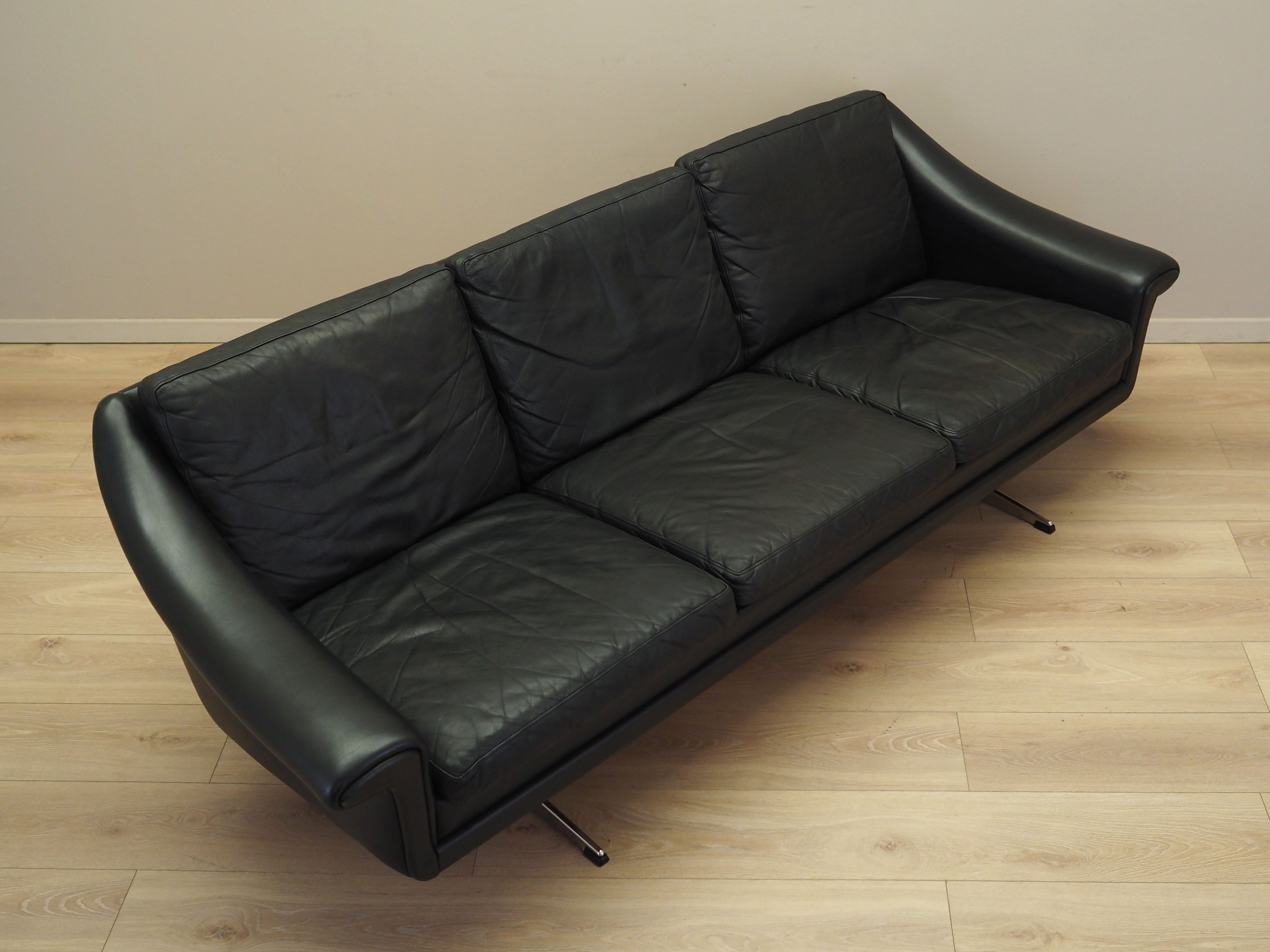 Black_leather_sofa_Danish_design_1960s_manufacturer_Eran_M_bler_designer_Aage_Christiansen