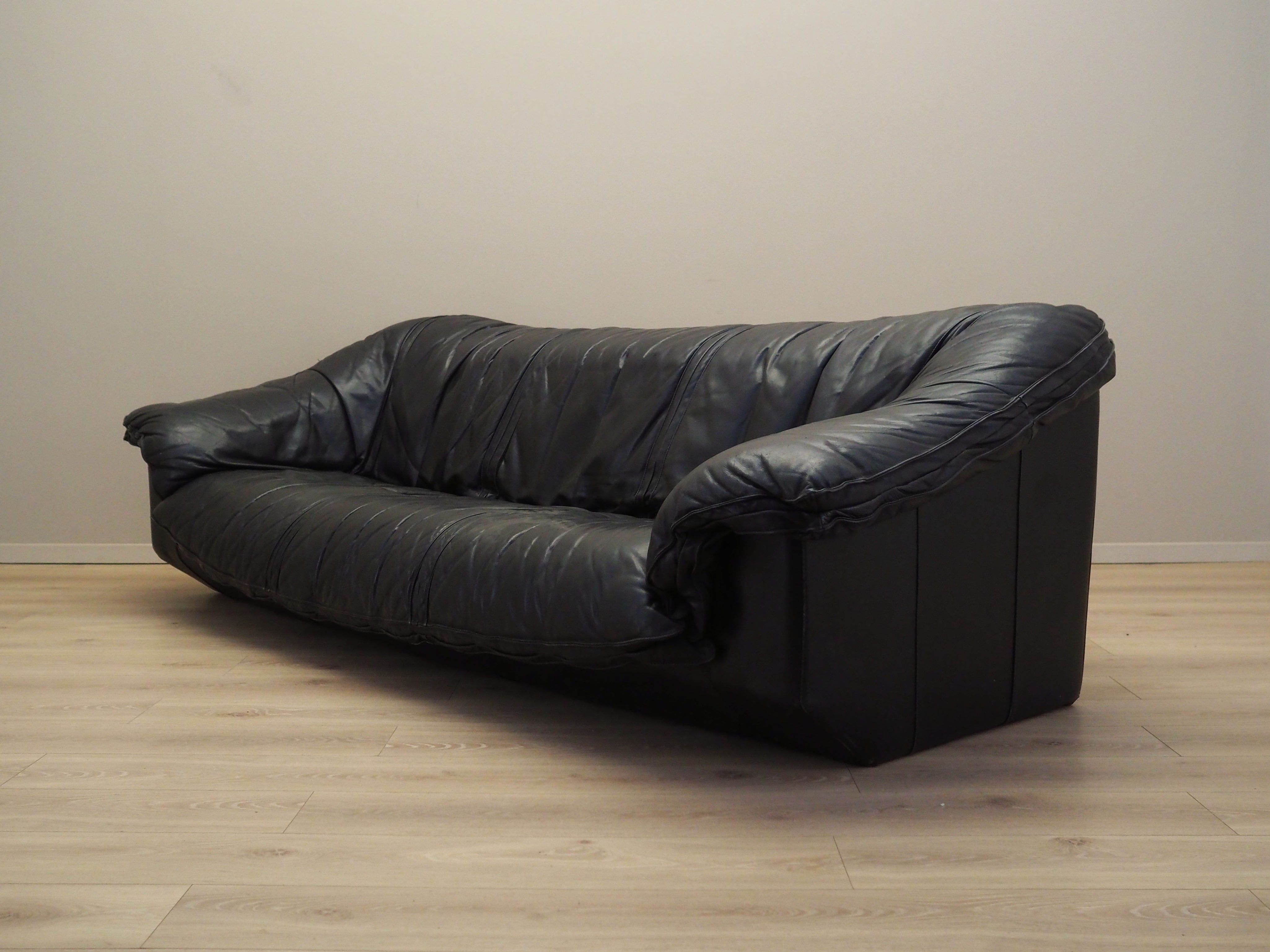 Black_leather_sofa_Italian_design_1960s_production_Italy
