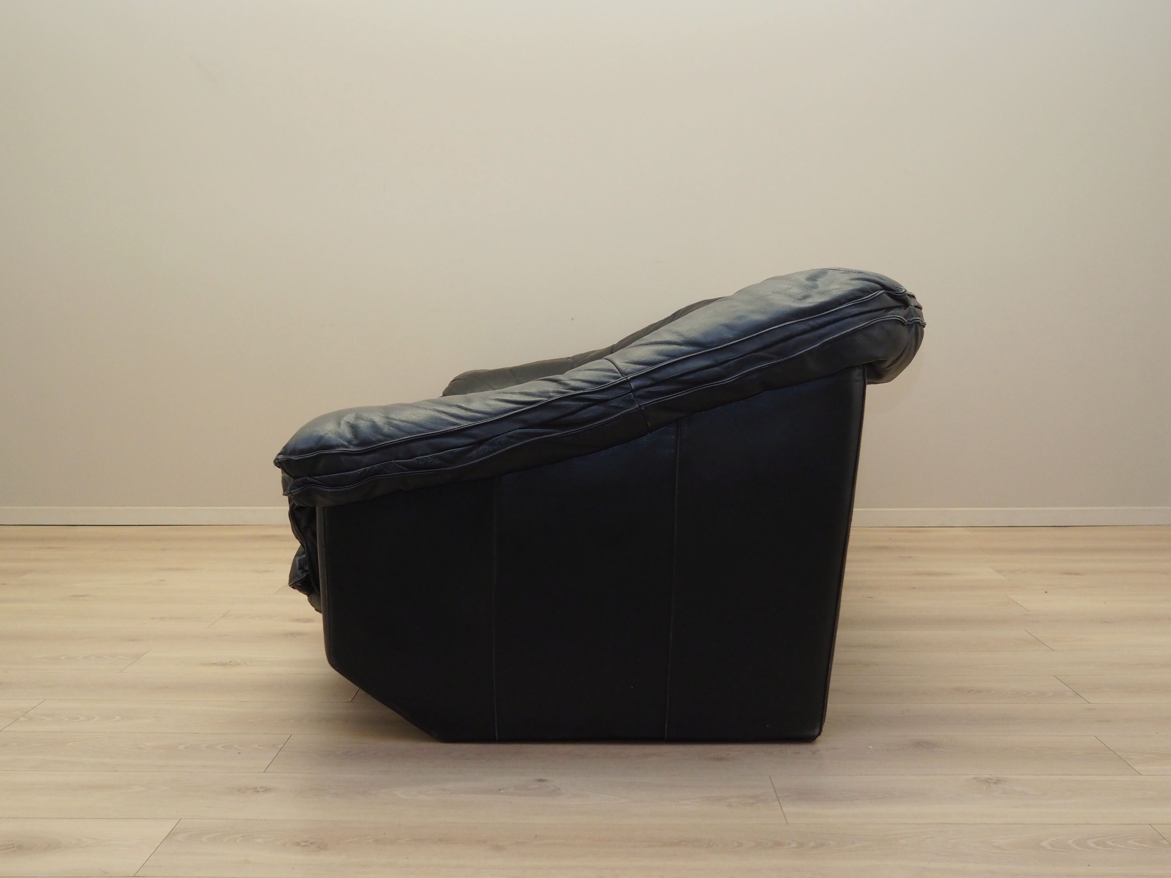 Black_leather_sofa_Italian_design_1960s_production_Italy