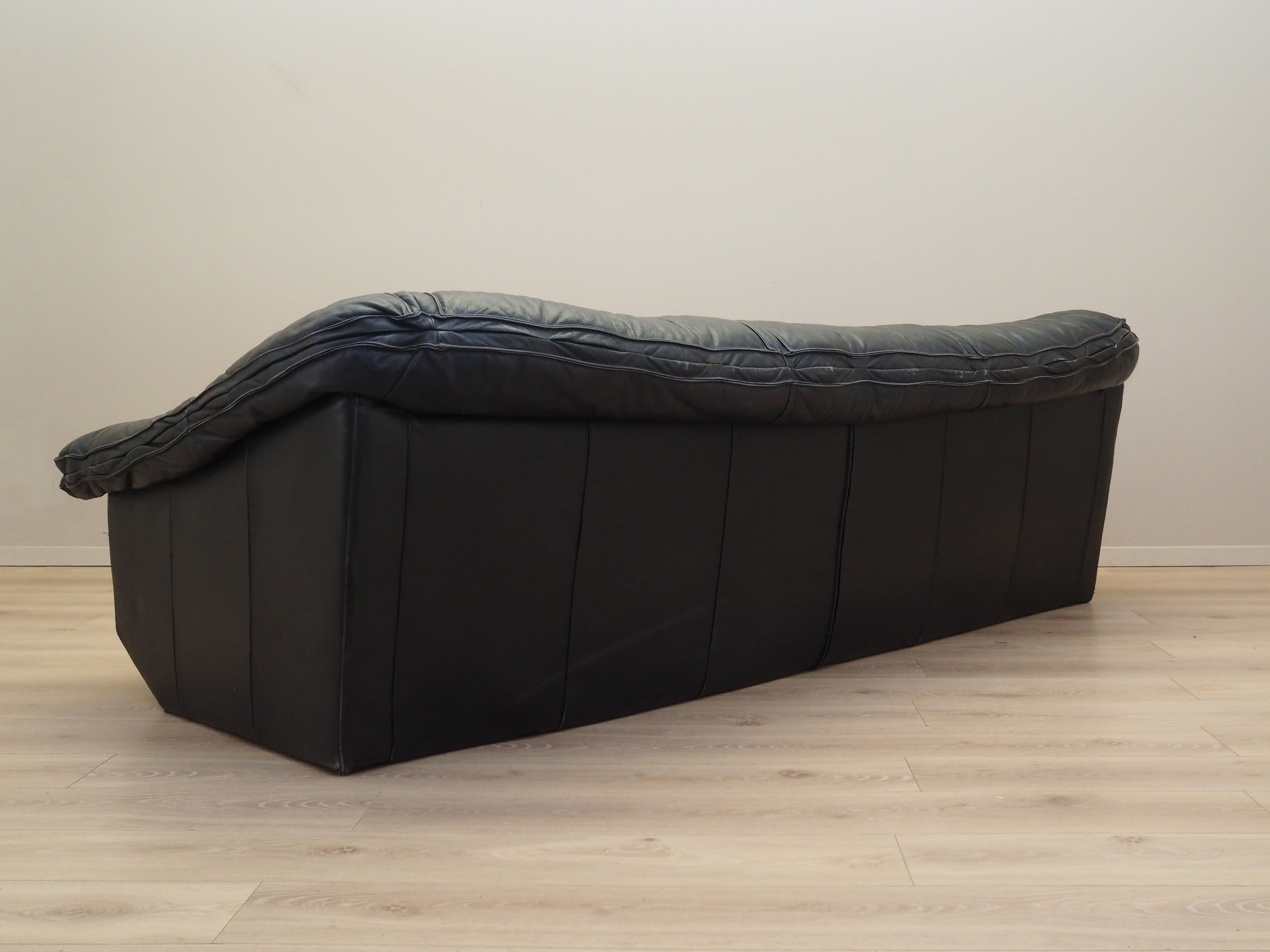 Black_leather_sofa_Italian_design_1960s_production_Italy