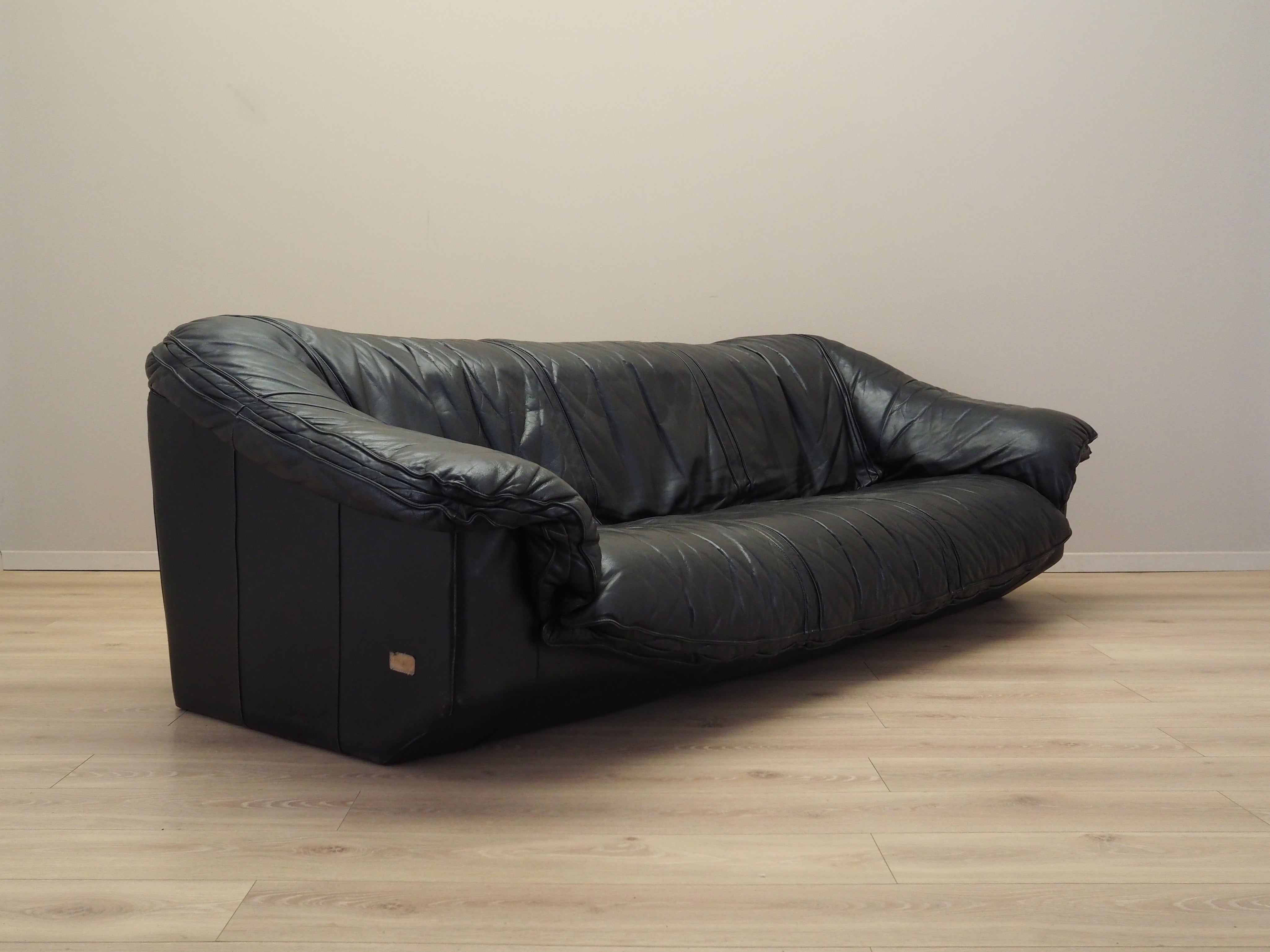 Black_leather_sofa_Italian_design_1960s_production_Italy